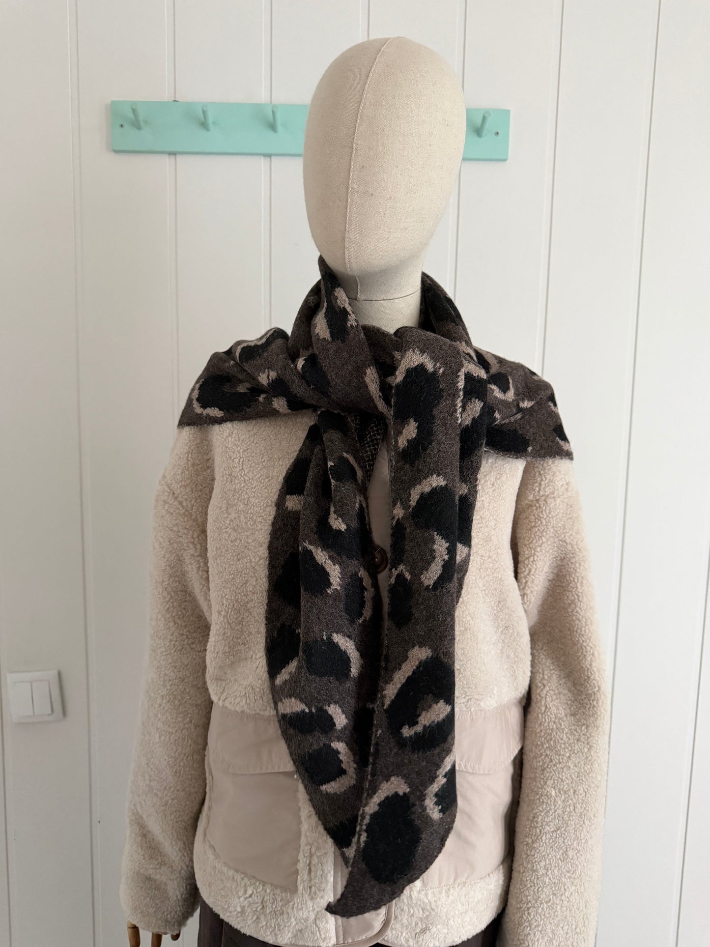 Bufanda bandana triangular animal print taupe