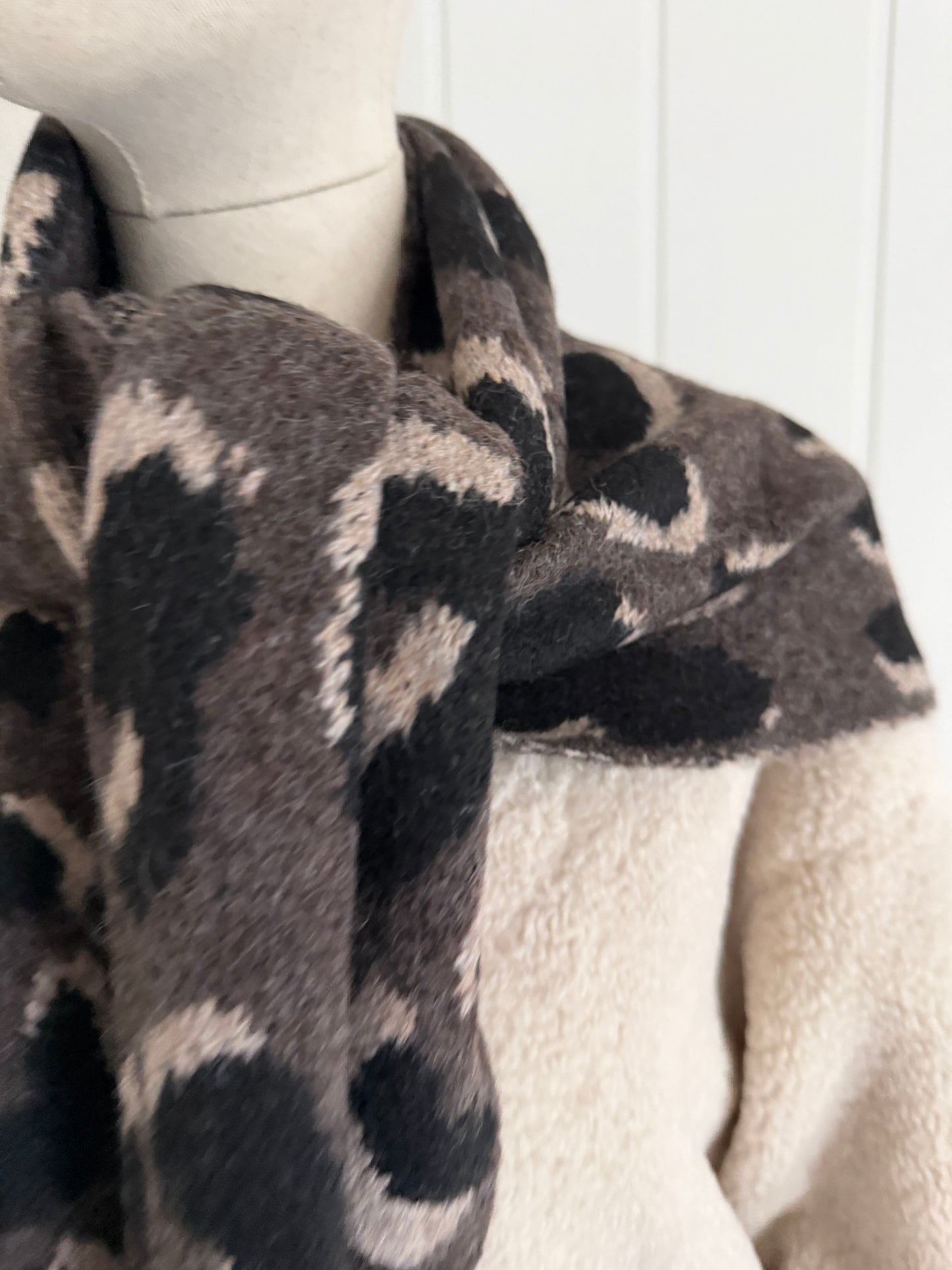 Bufanda bandana triangular animal print taupe