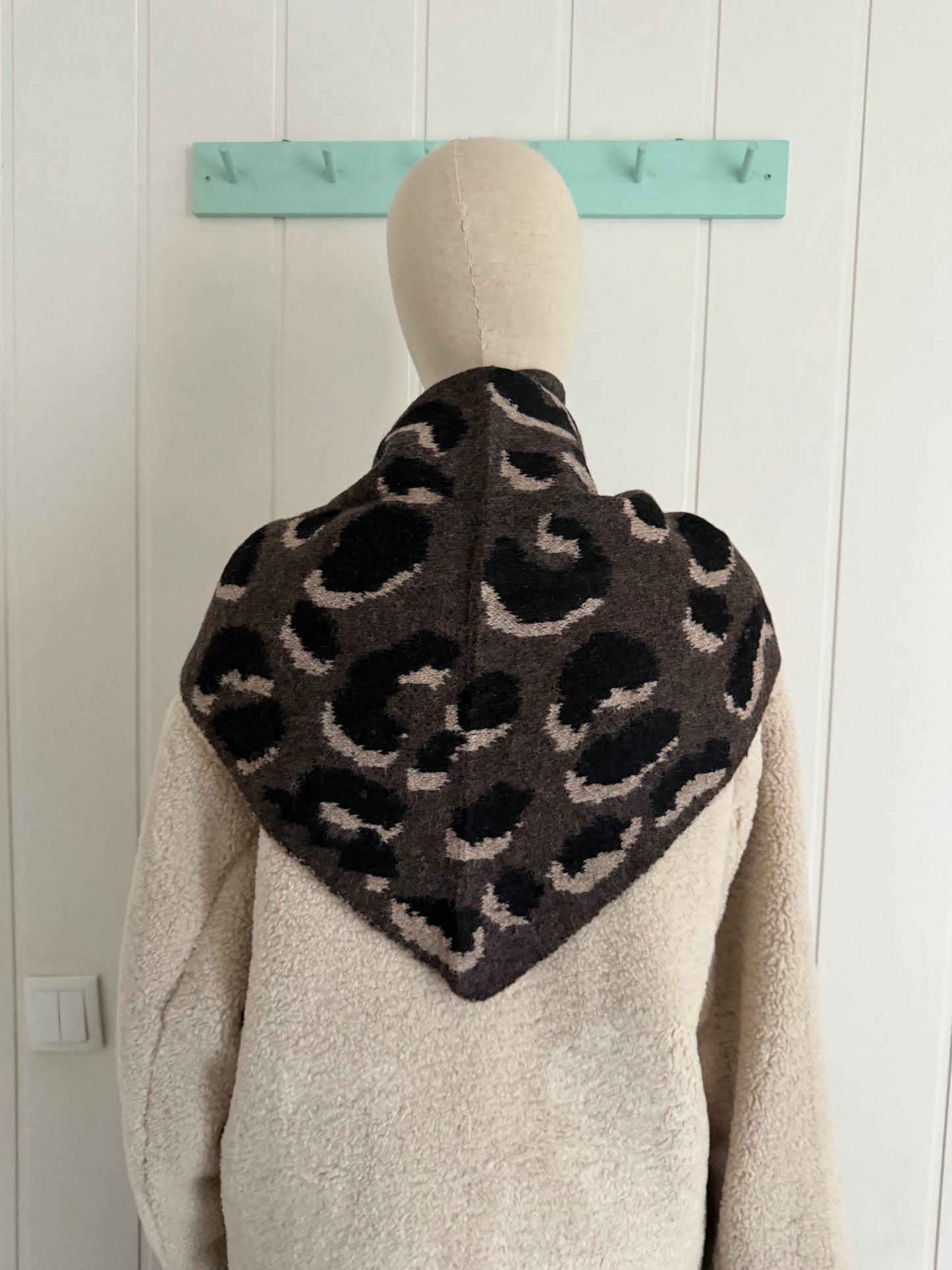 Bufanda bandana triangular animal print taupe
