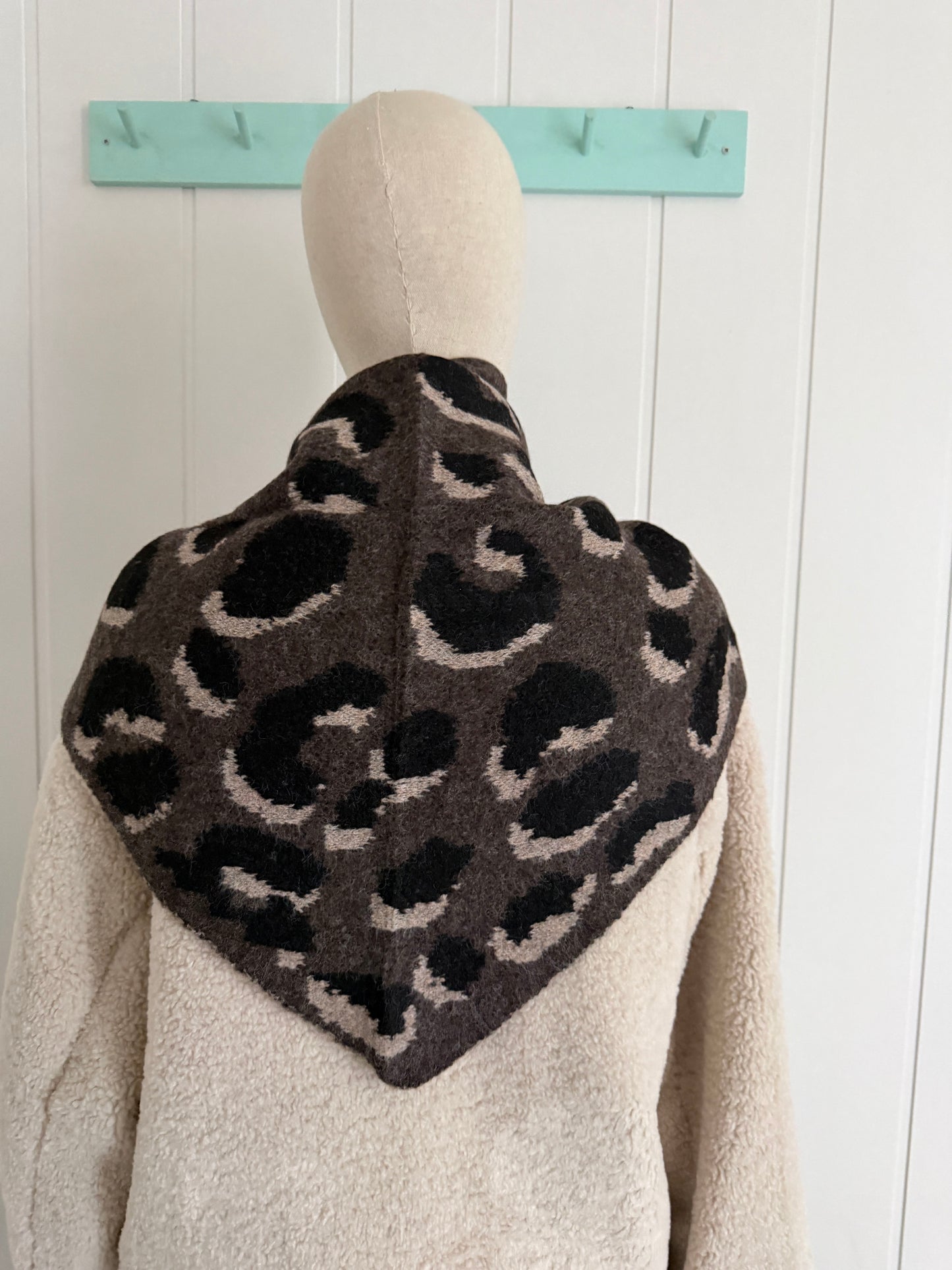 Bufanda bandana triangular animal print taupe