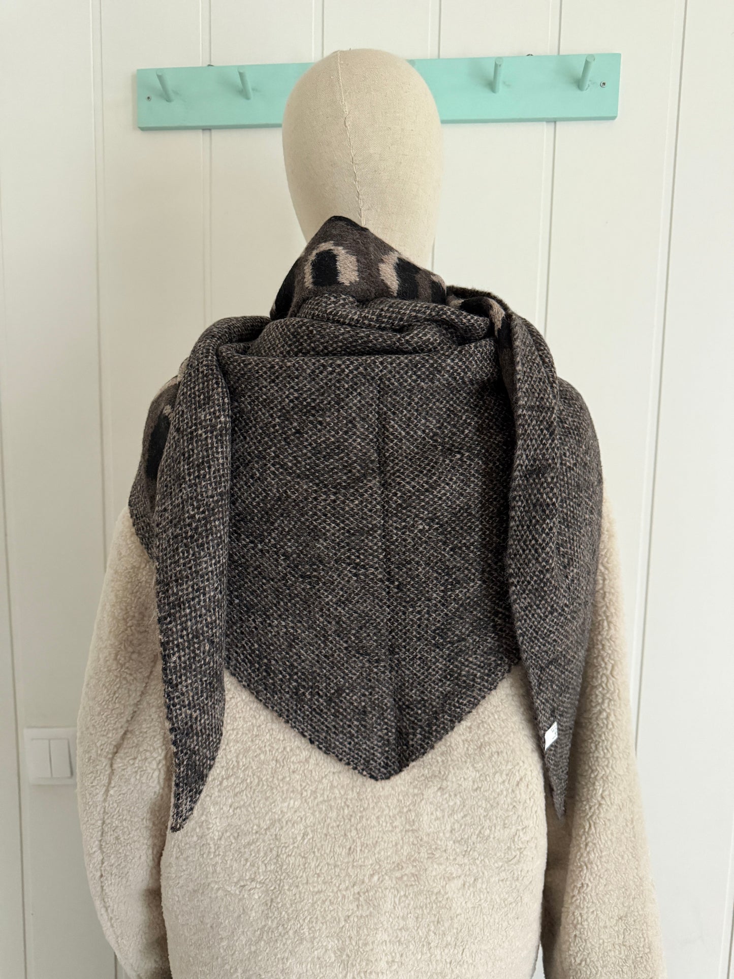 Bufanda bandana triangular animal print taupe