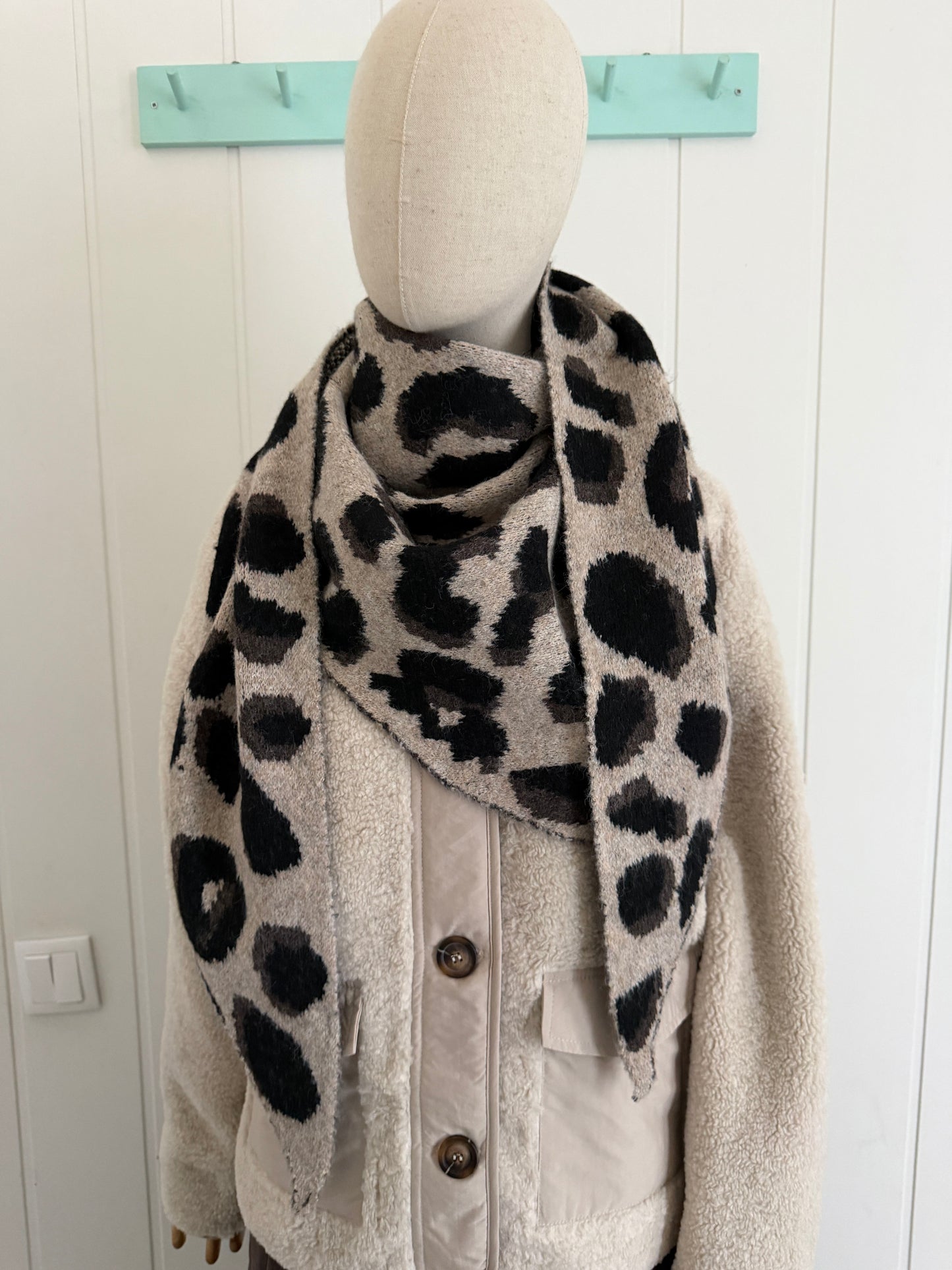 Bufanda bandana triangular animal print beige