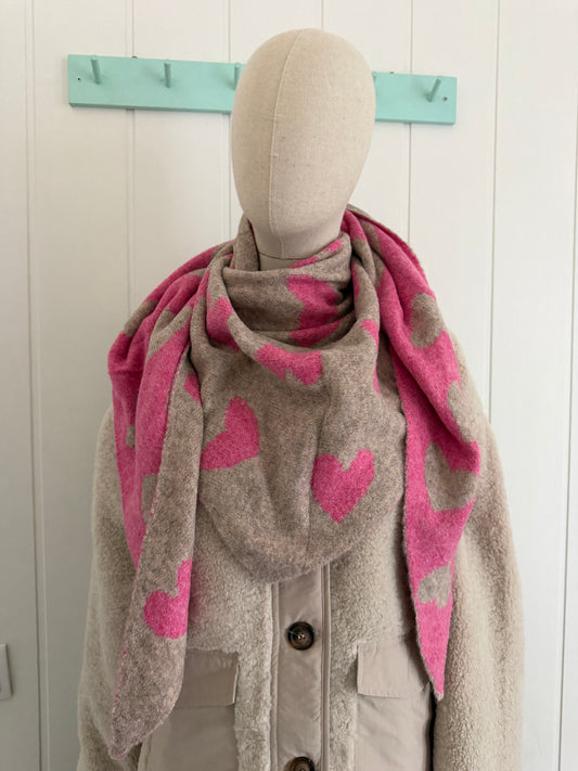 Bufanda bandana triangular corazones fucsia y gris