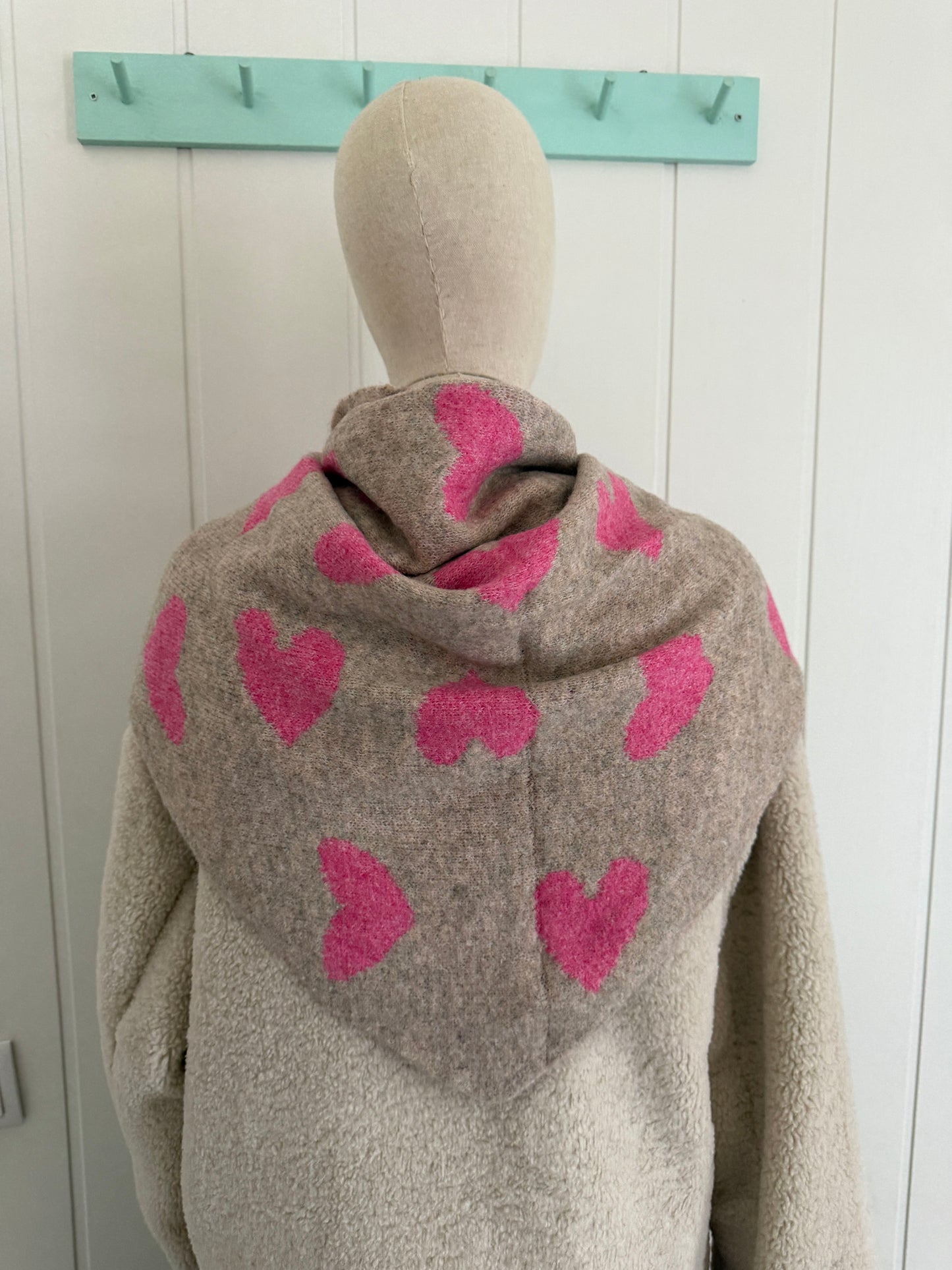 Bufanda bandana triangular corazones fucsia y gris