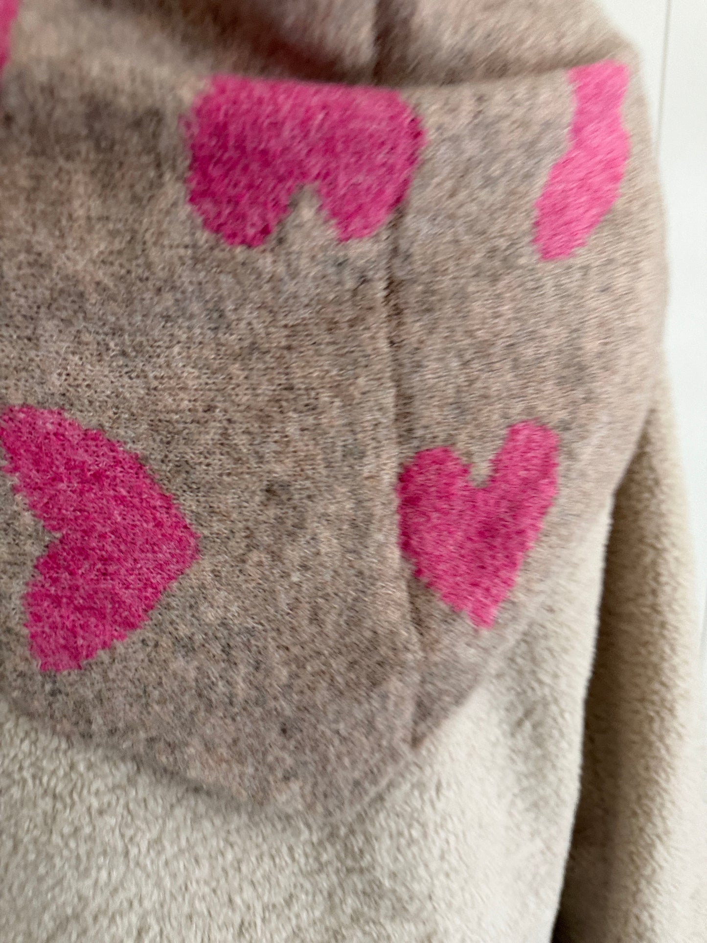 Bufanda bandana triangular corazones fucsia y gris