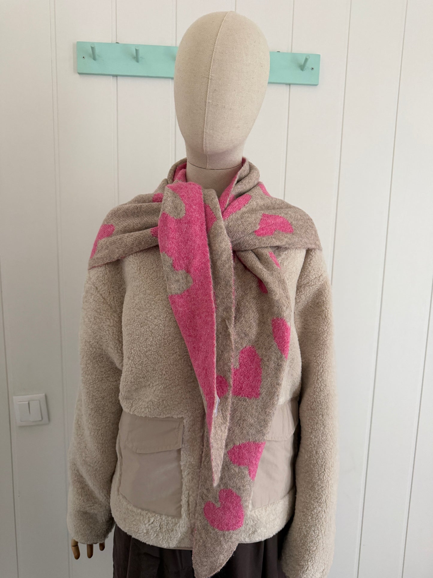 Bufanda bandana triangular corazones fucsia y gris