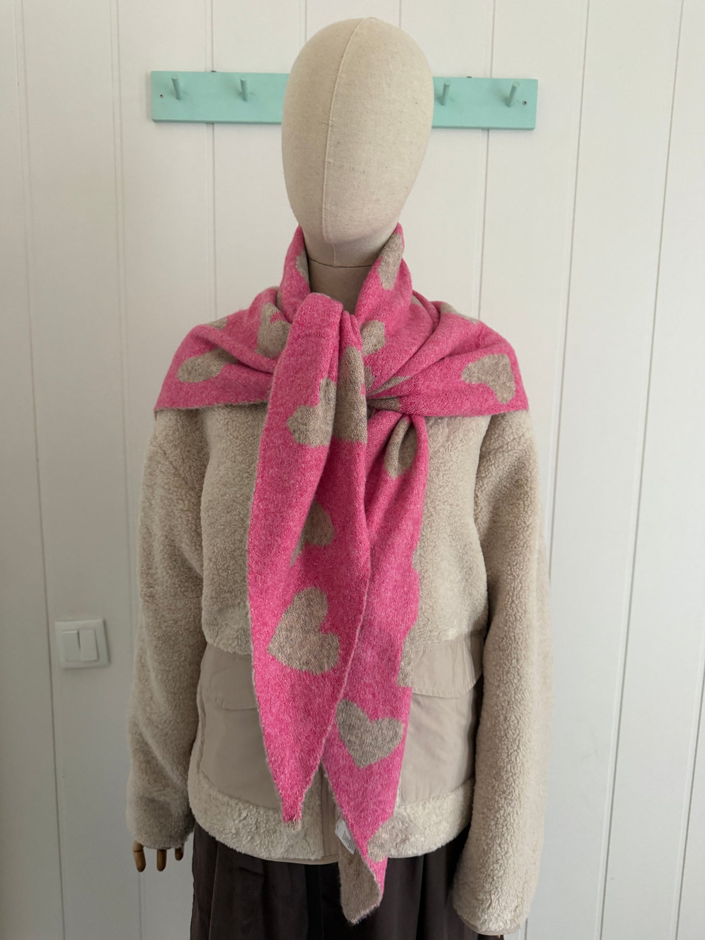 Bufanda bandana triangular corazones fucsia y gris