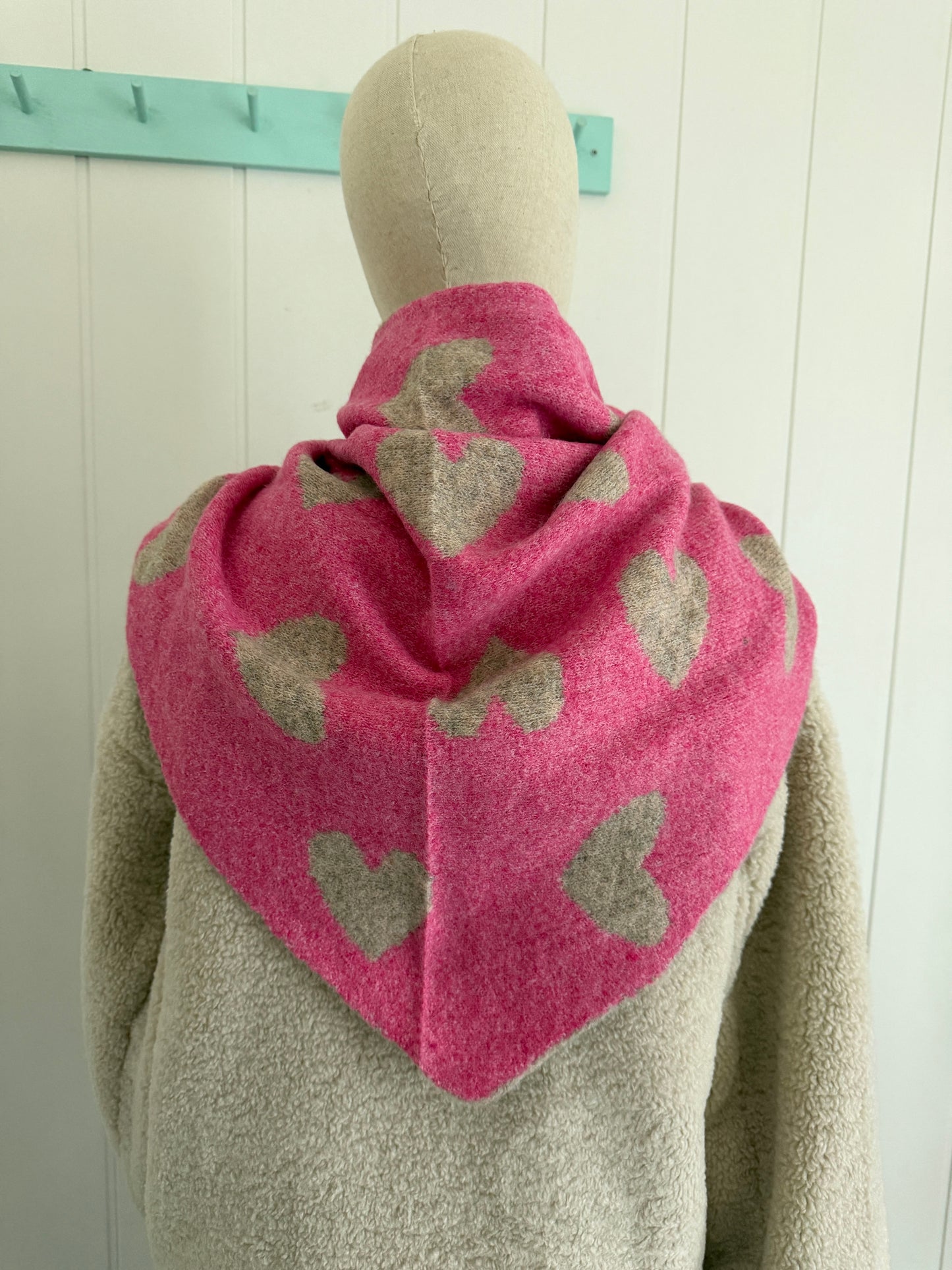 Bufanda bandana triangular corazones fucsia y gris