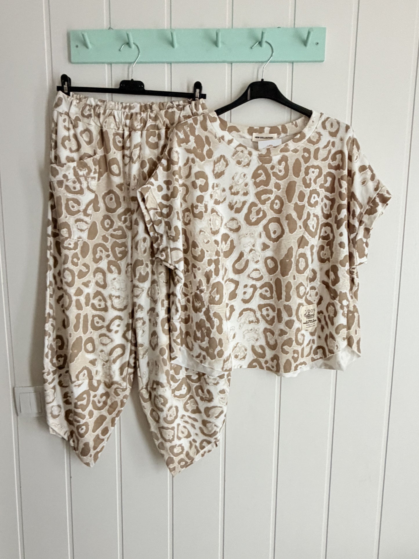 Conjunto Jogger animal print beige