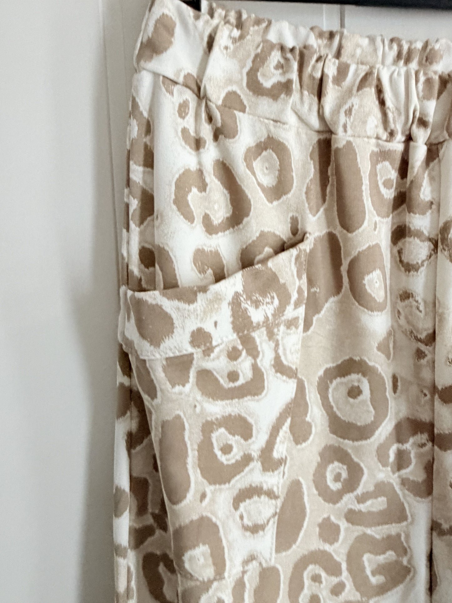 Conjunto Jogger animal print beige