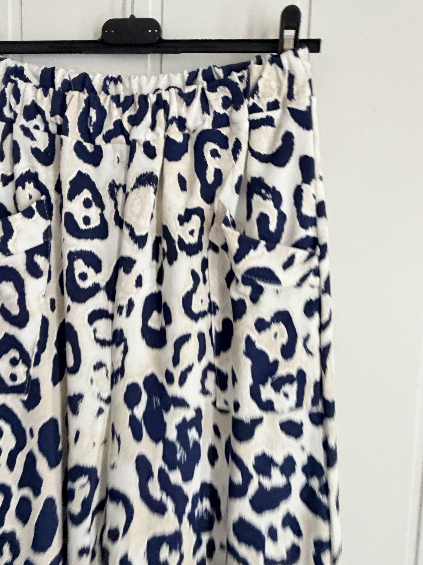 Conjunto Jogger animal print azul marino