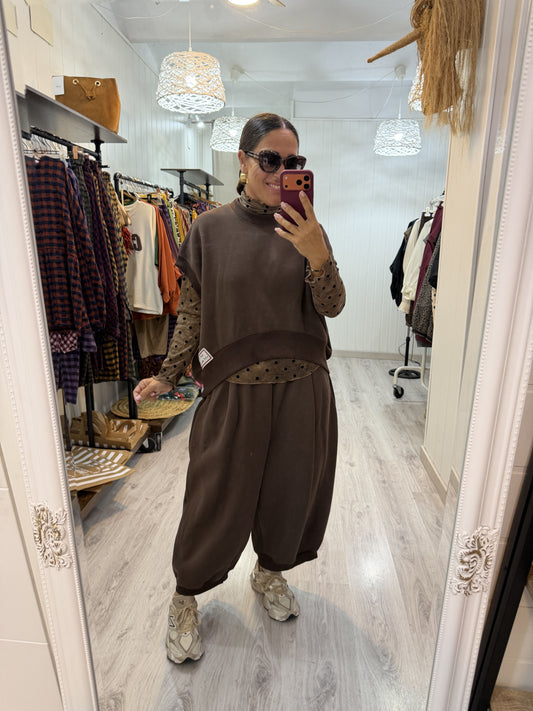 Conjunto Mei oversize chocolate