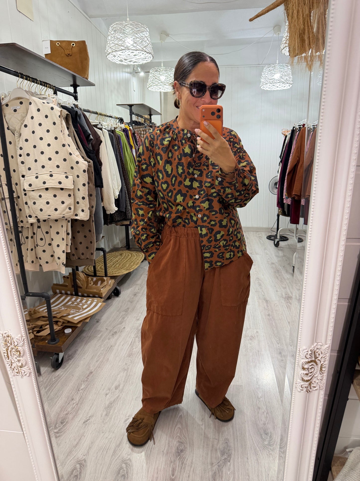 Camisa animal print contrastes camel y pistacho