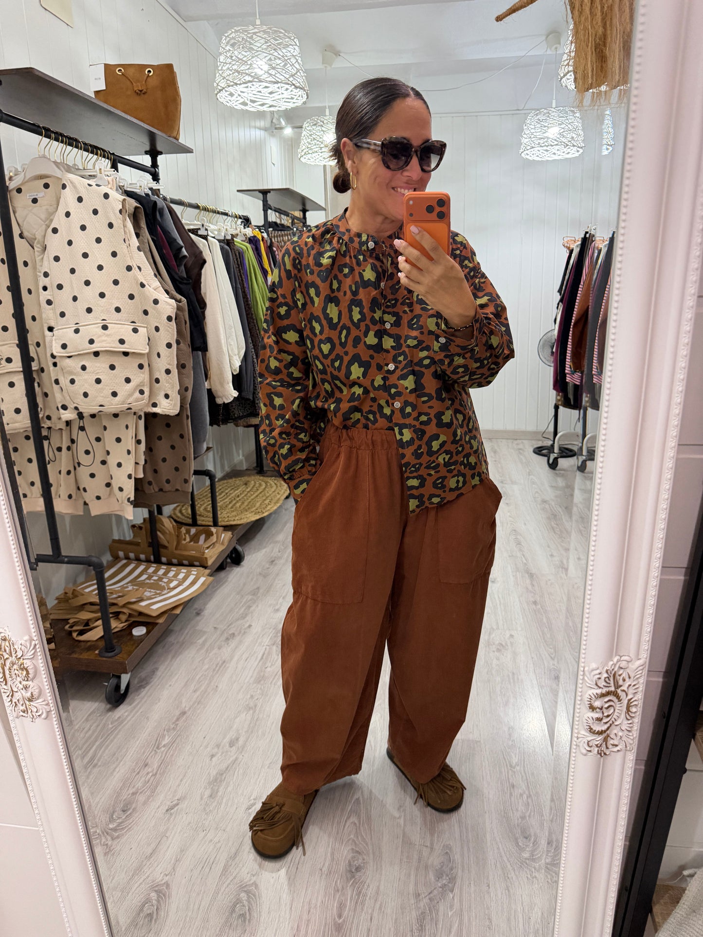 Camisa animal print contrastes camel y pistacho