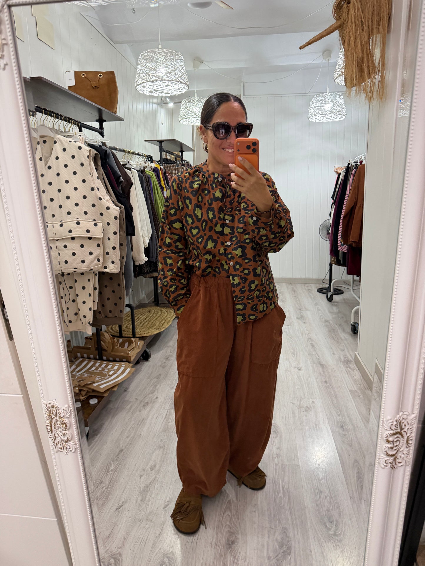 Camisa animal print contrastes camel y pistacho