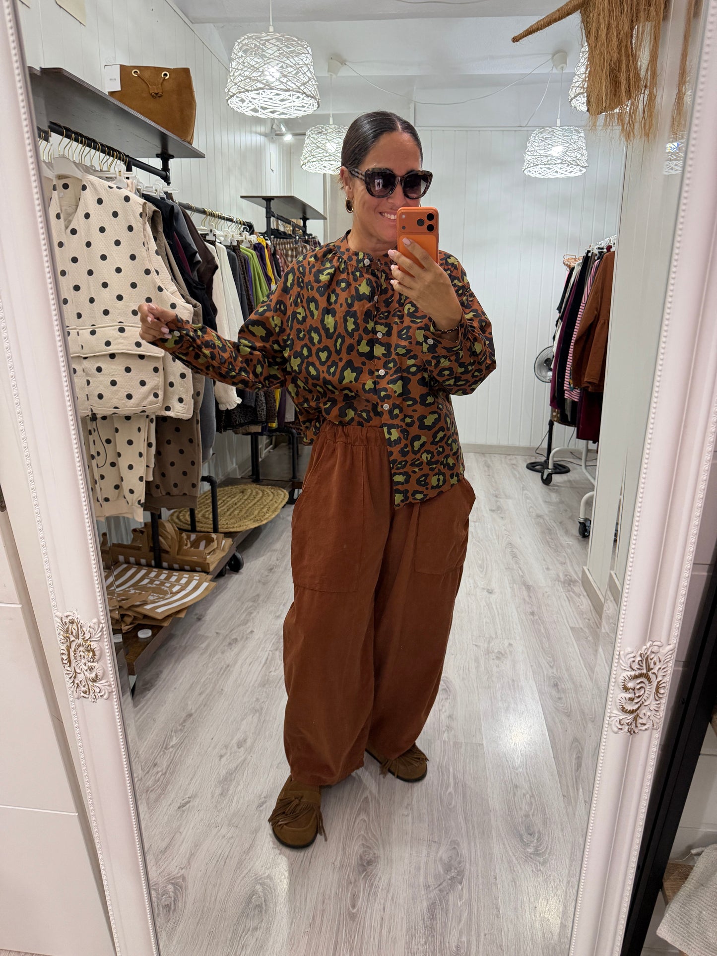 Camisa animal print contrastes camel y pistacho