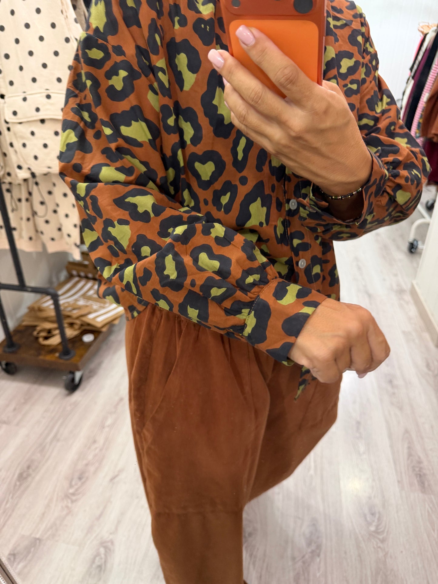 Camisa animal print contrastes camel y pistacho