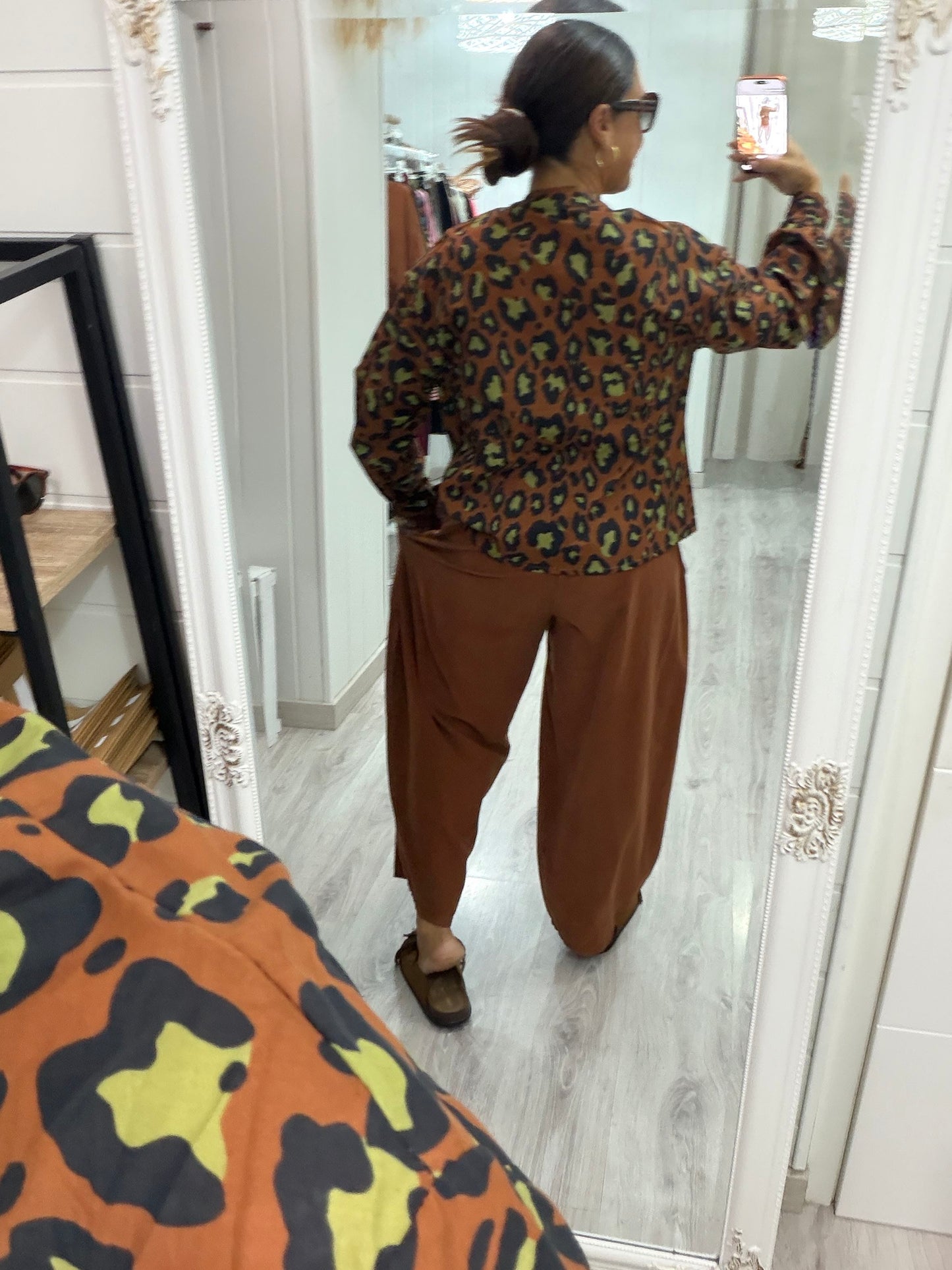 Camisa animal print contrastes camel y pistacho