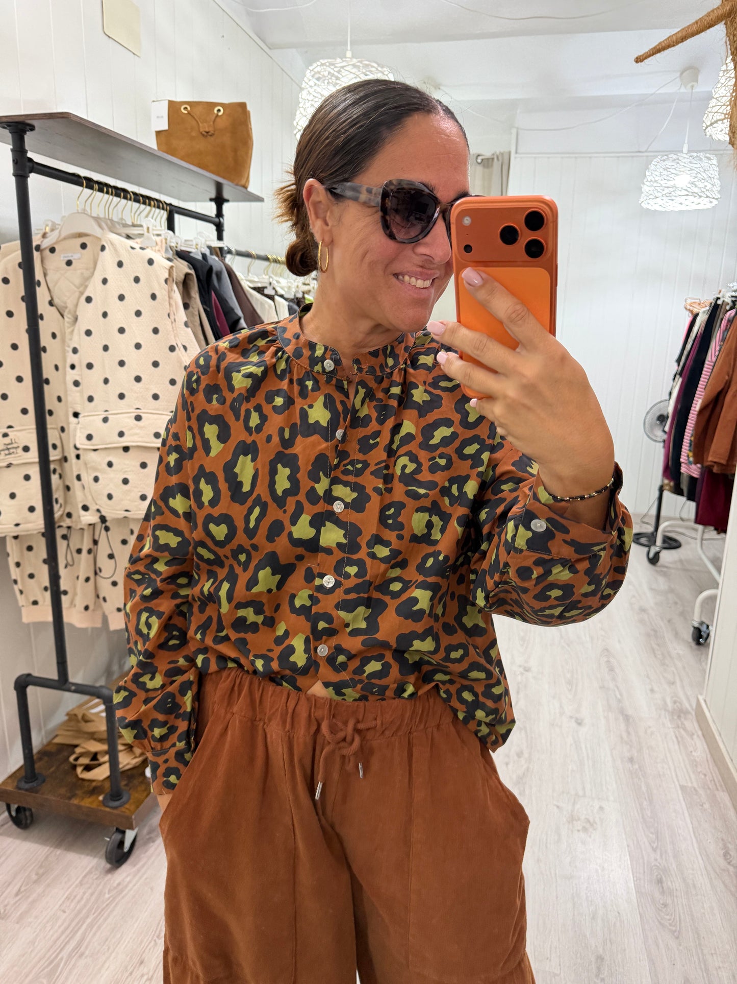 Camisa animal print contrastes camel y pistacho