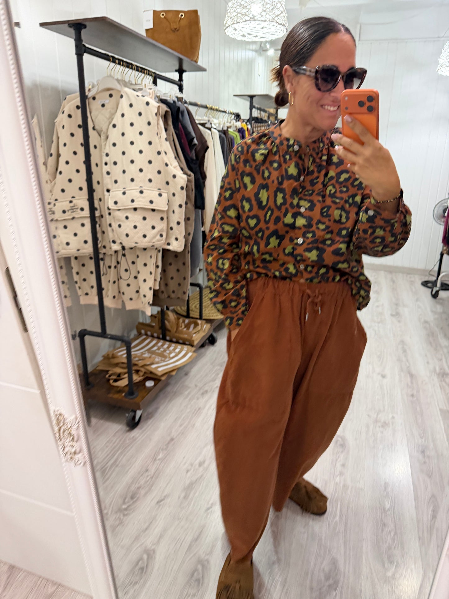 Camisa animal print contrastes camel y pistacho