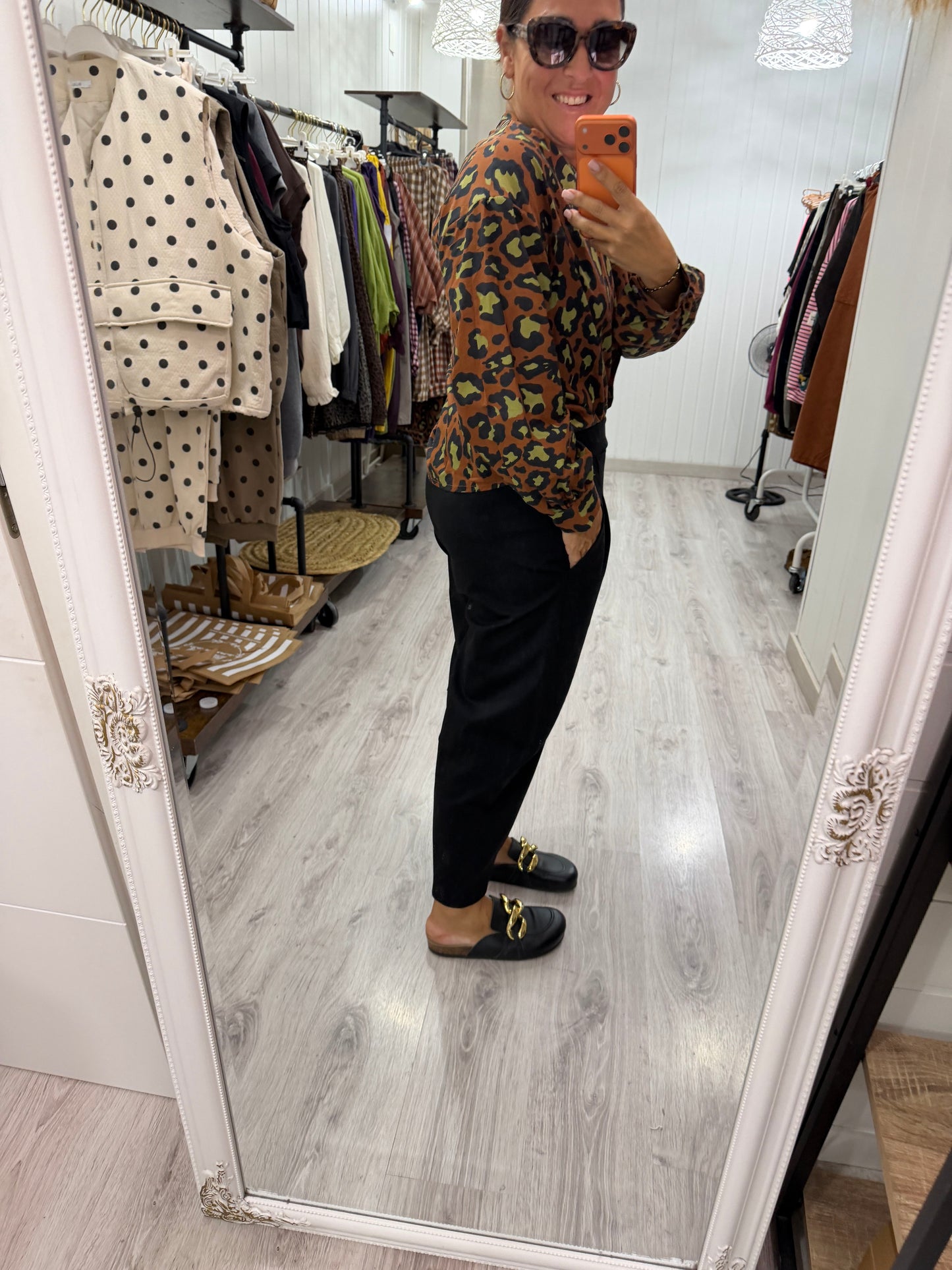 Camisa animal print contrastes camel y pistacho