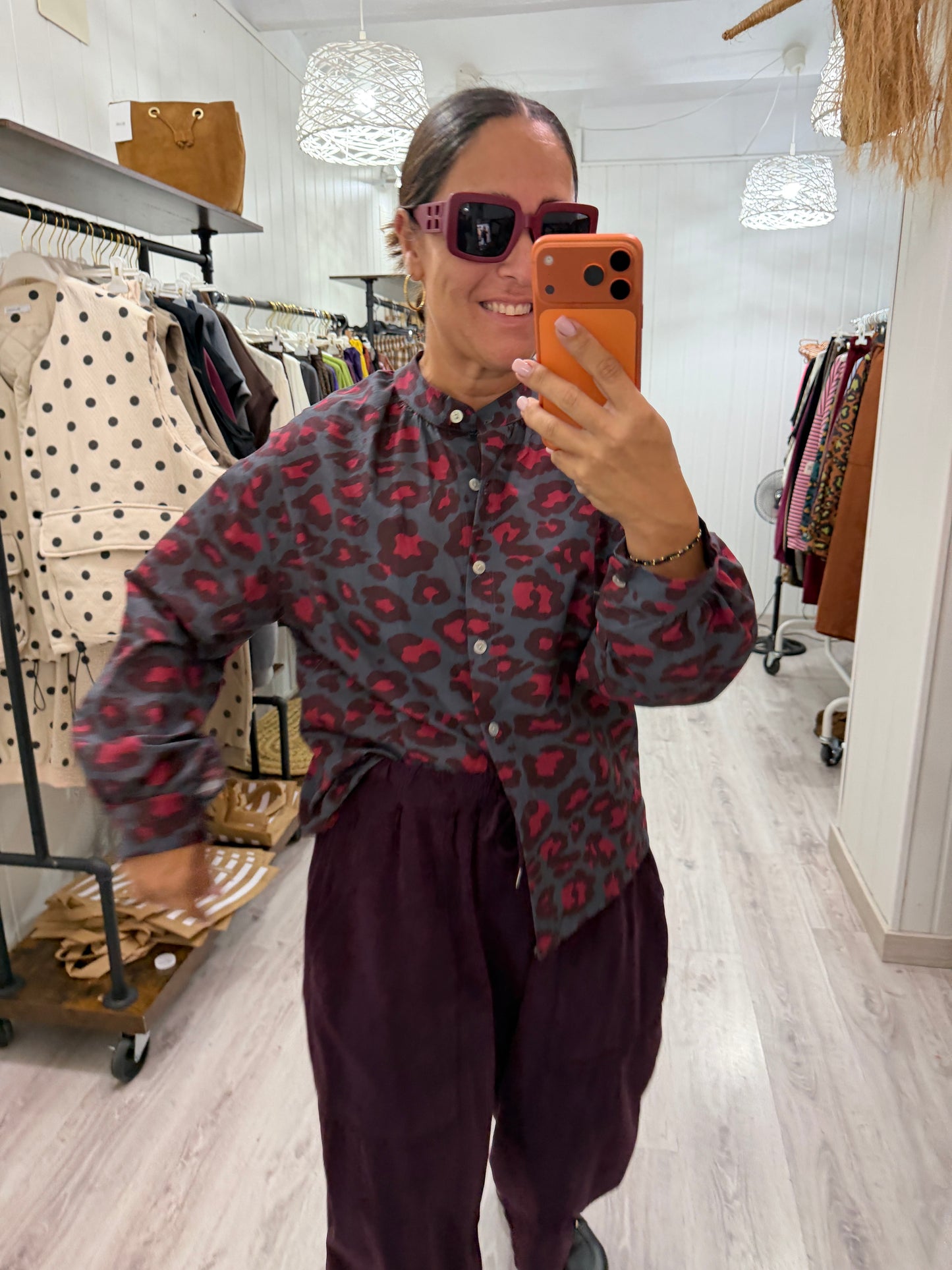 Camisa animal print contrastes gris, burdeos y berenjena