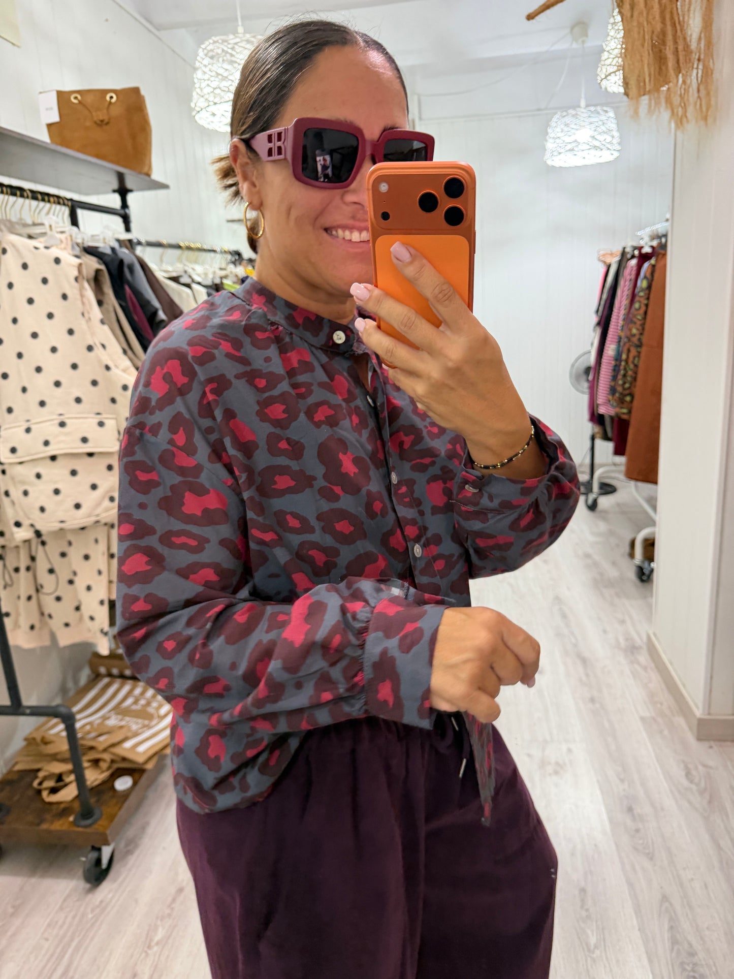 Camisa animal print contrastes gris, burdeos y berenjena