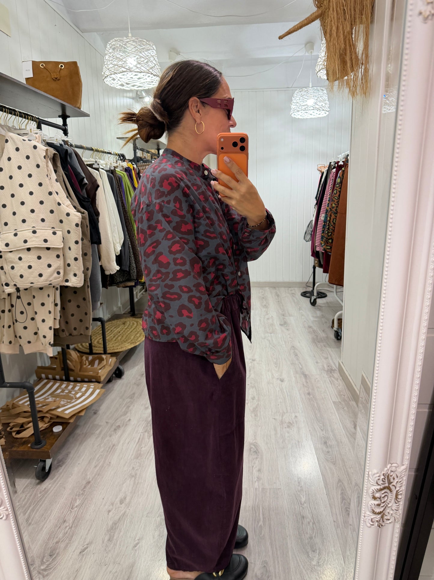 Camisa animal print contrastes gris, burdeos y berenjena