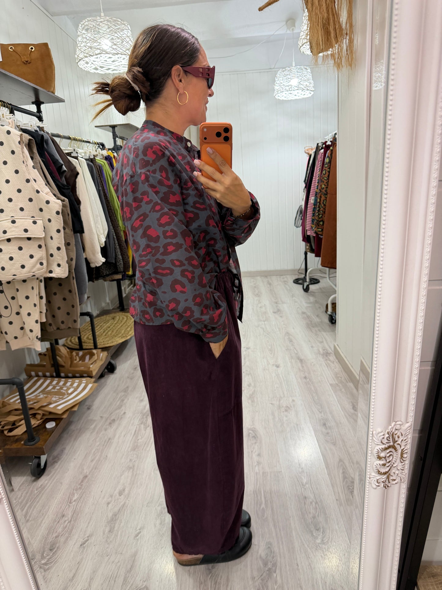 Camisa animal print contrastes gris, burdeos y berenjena