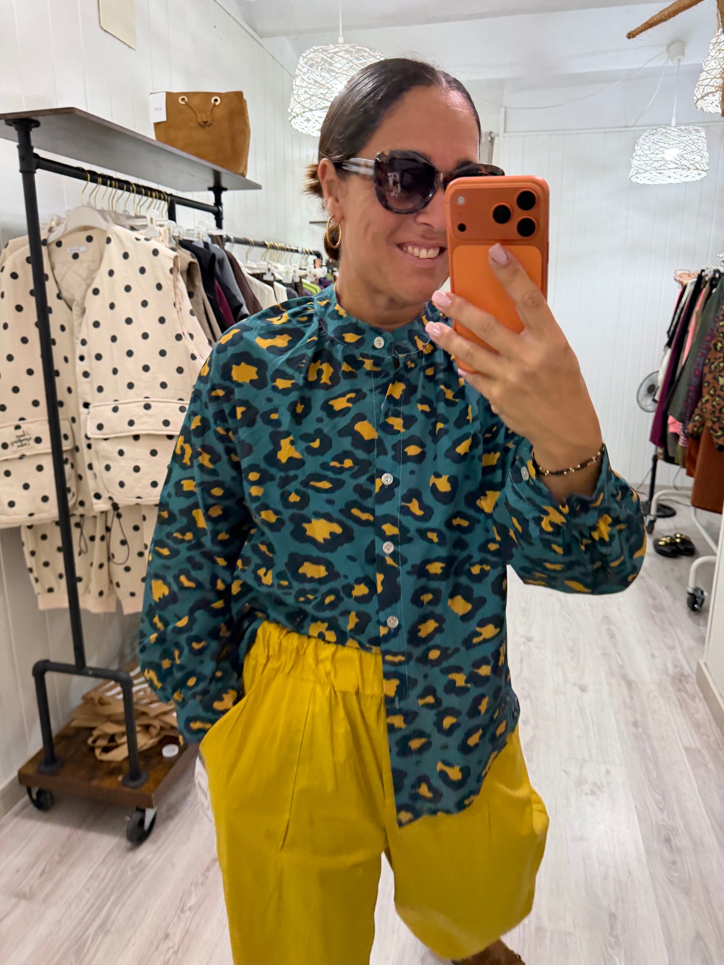 Camisa animal print contrastes petróleo y mostaza