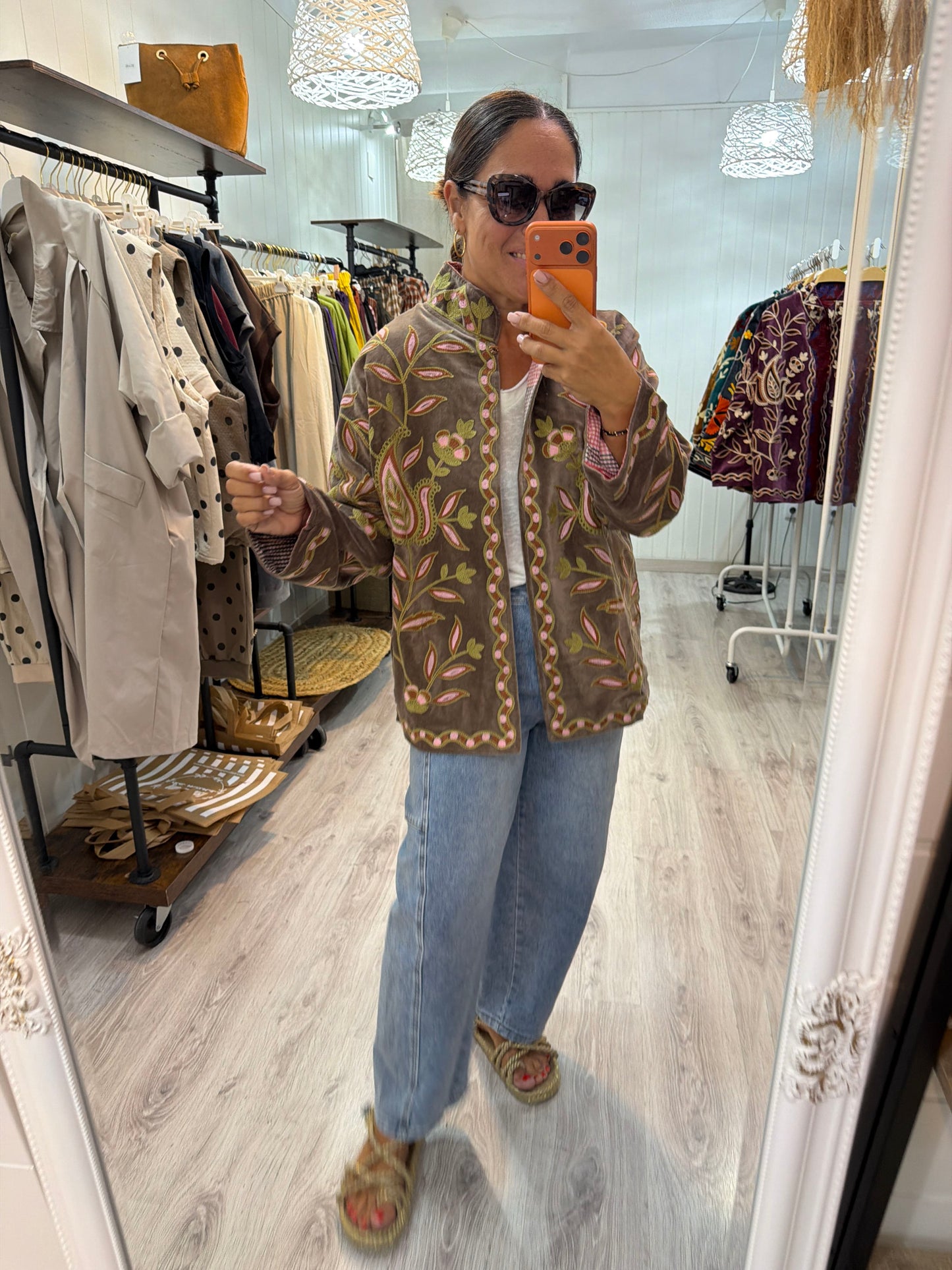 Chaqueta Suzani terciopelo taupe, rosa y pistacho