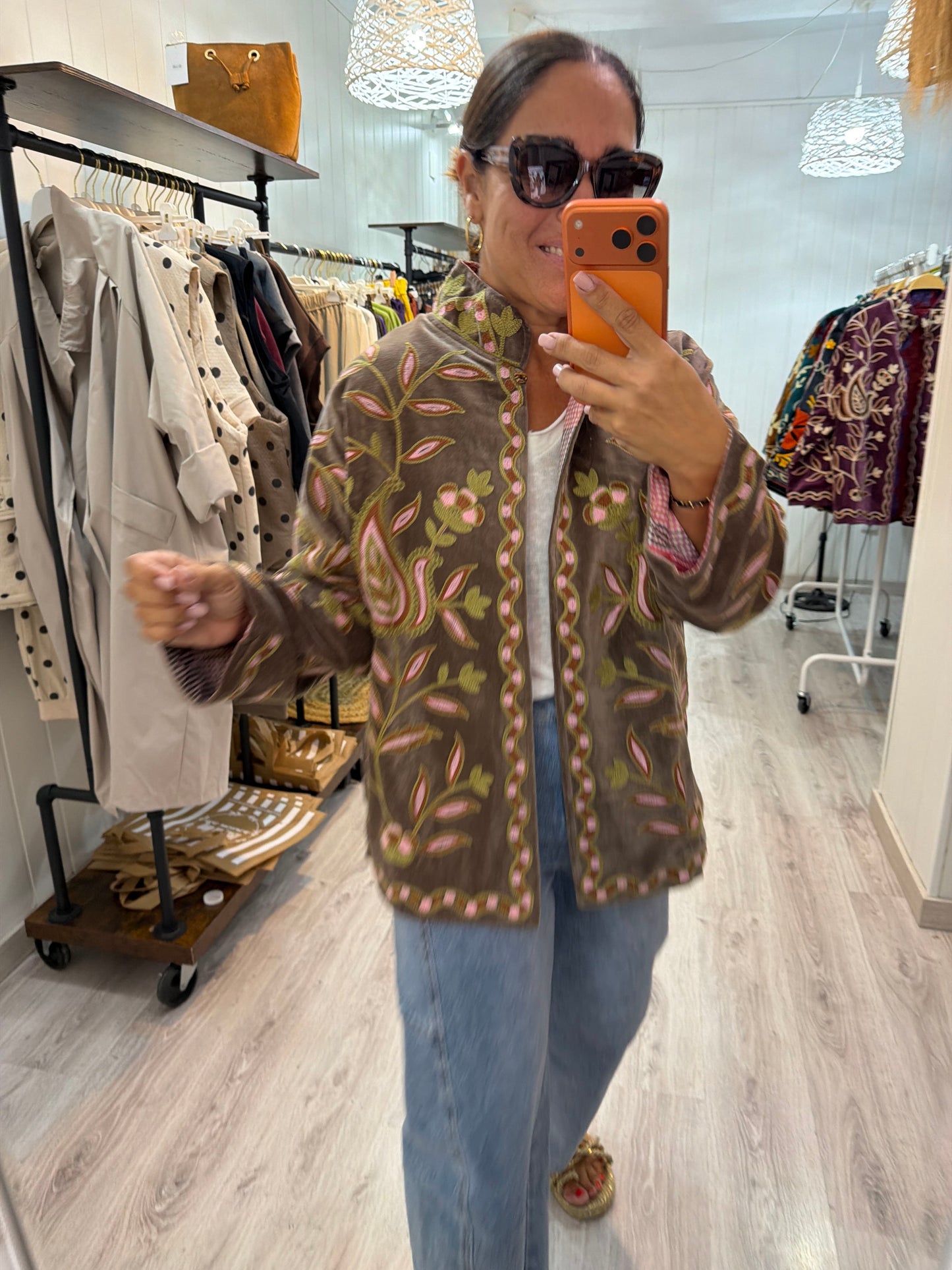 Chaqueta Suzani terciopelo taupe, rosa y pistacho
