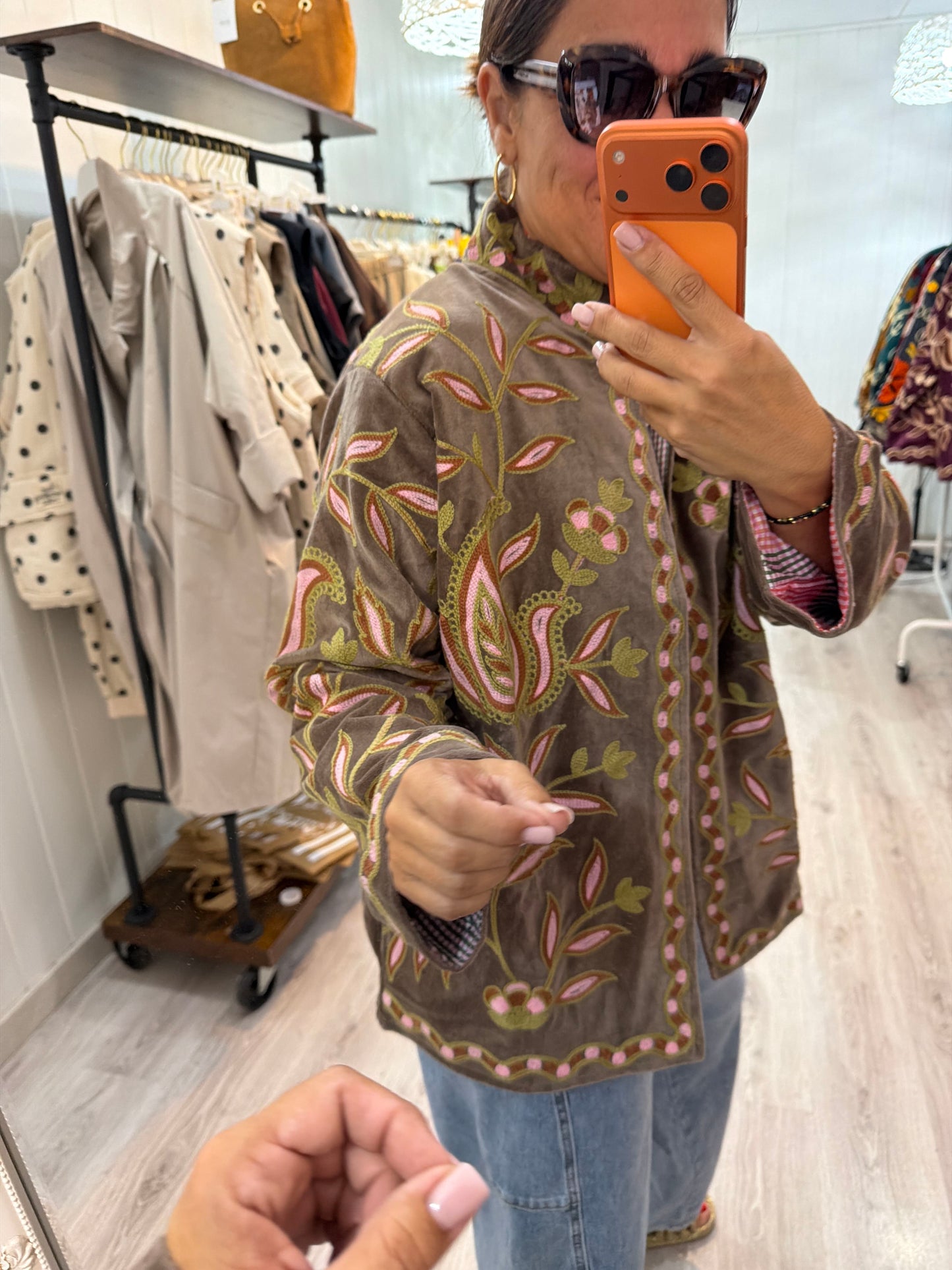 Chaqueta Suzani terciopelo taupe, rosa y pistacho