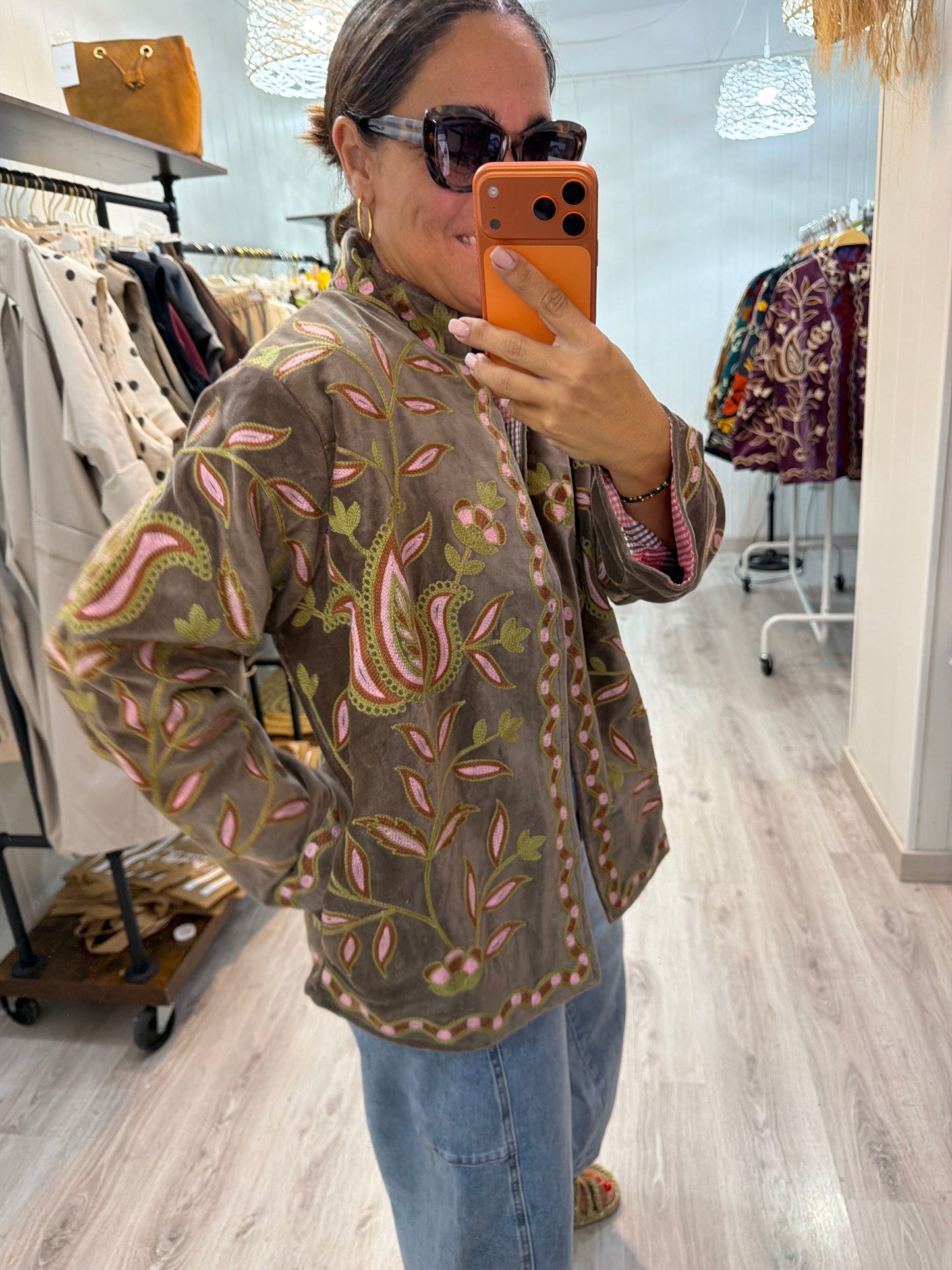 Chaqueta Suzani terciopelo taupe, rosa y pistacho