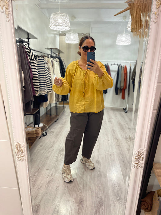 Blusa Pompón oversize mostaza