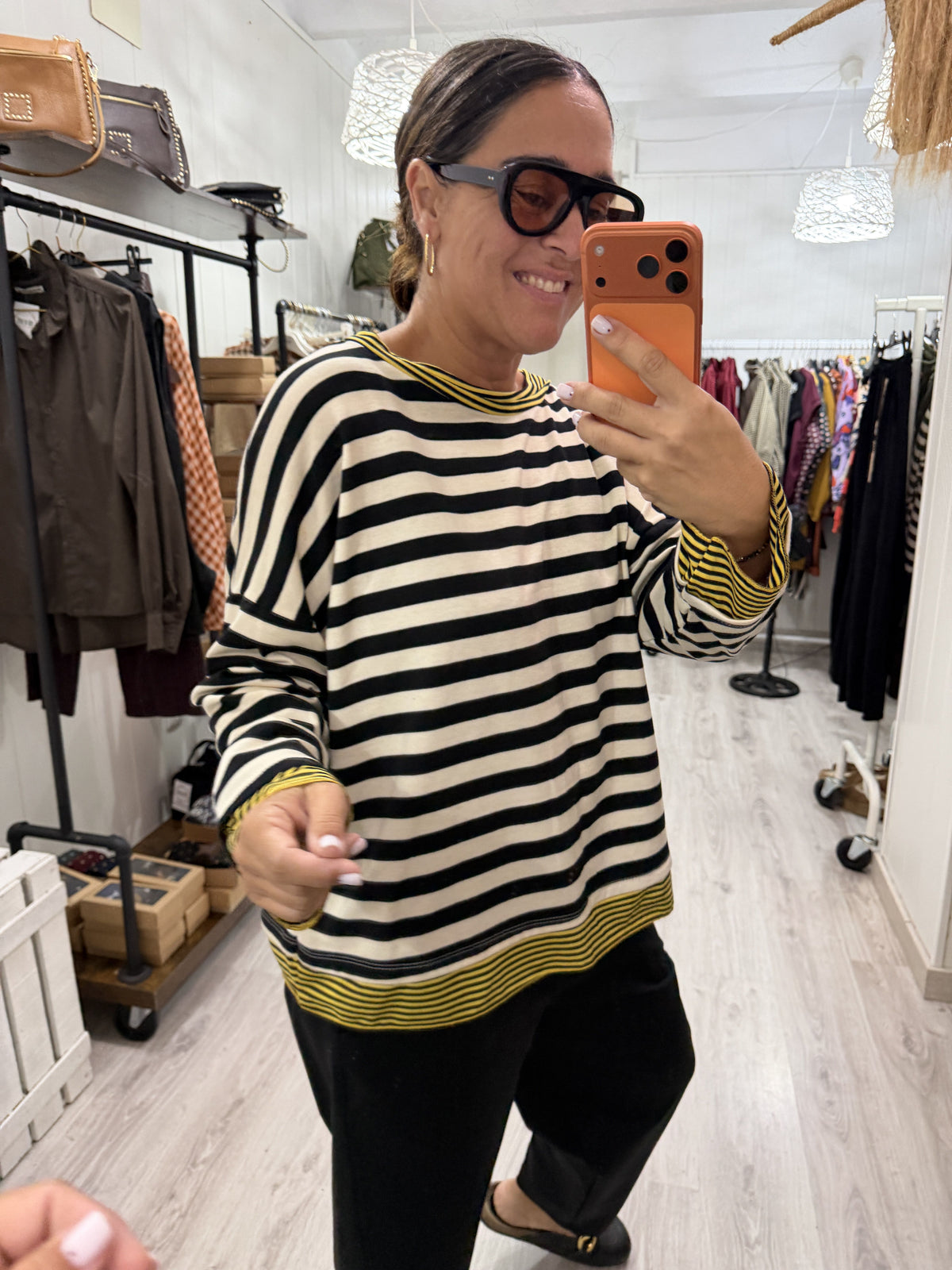 Sudadera Bermeo oversize negro y amarillo