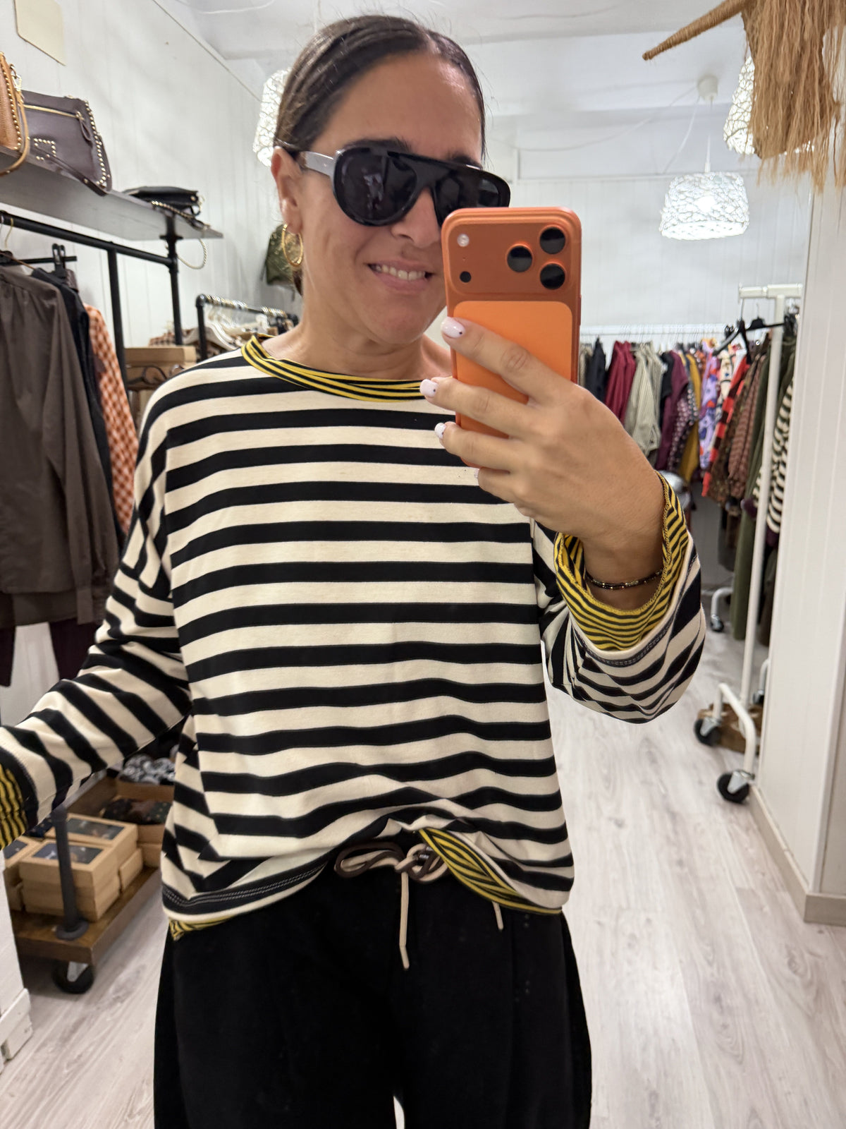 Sudadera Bermeo oversize negro y amarillo
