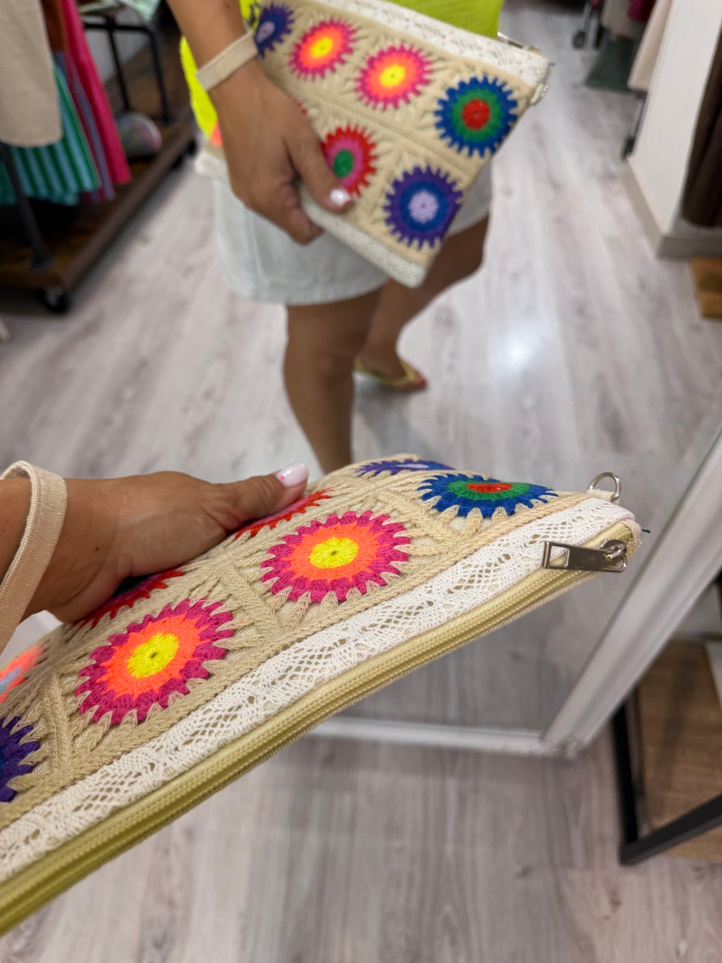 Clutch Crochet fluor círculos con asa larga