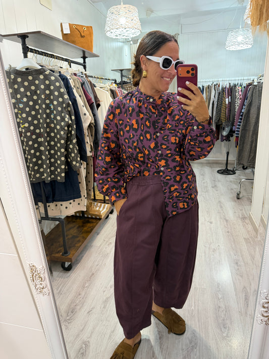 Camisa animal print contrastes berenjena y coral