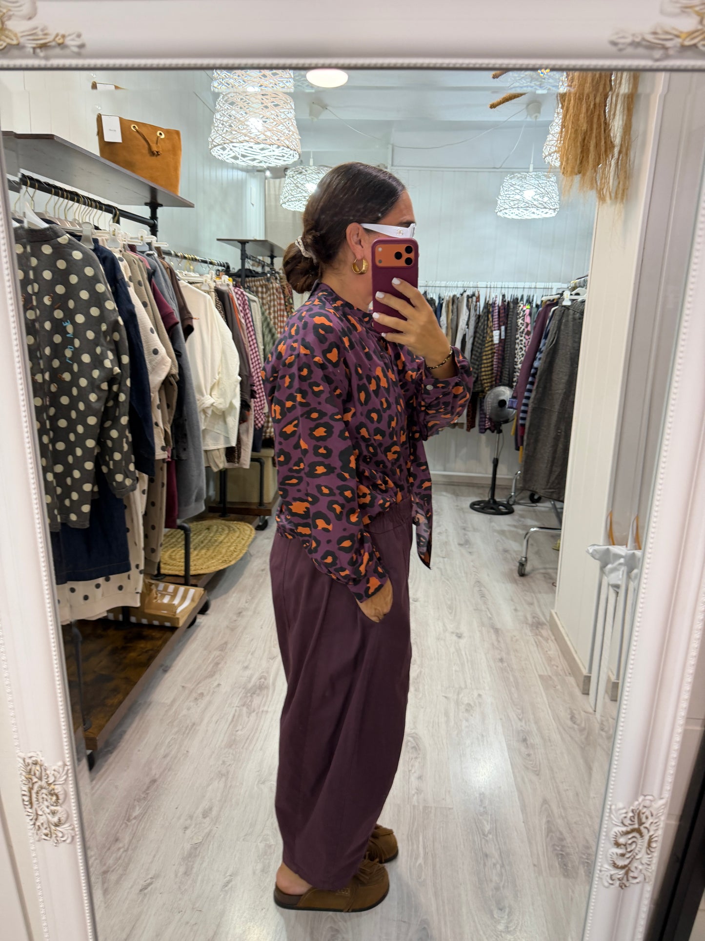 Camisa animal print contrastes berenjena y coral
