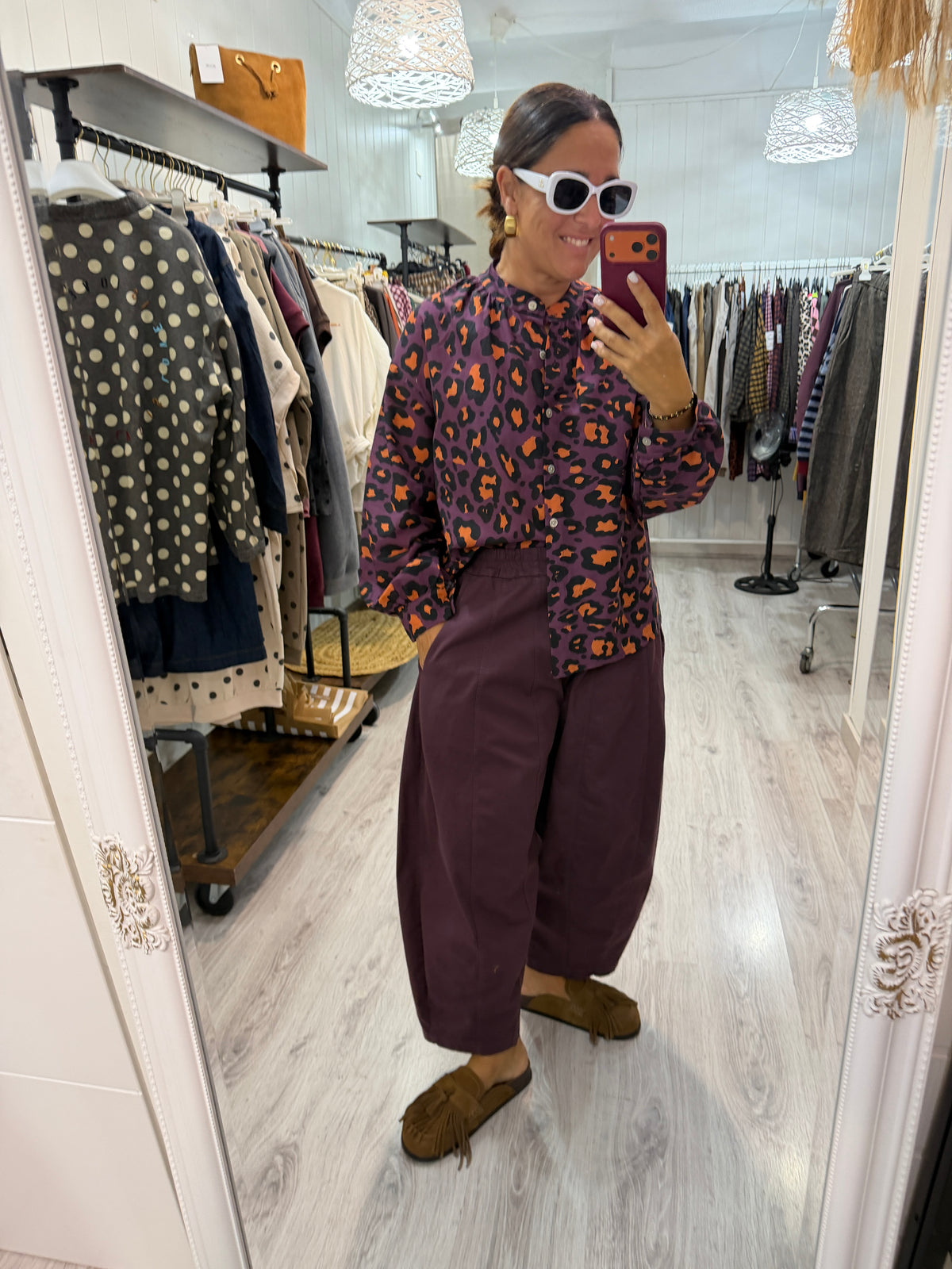 Camisa animal print contrastes berenjena y coral