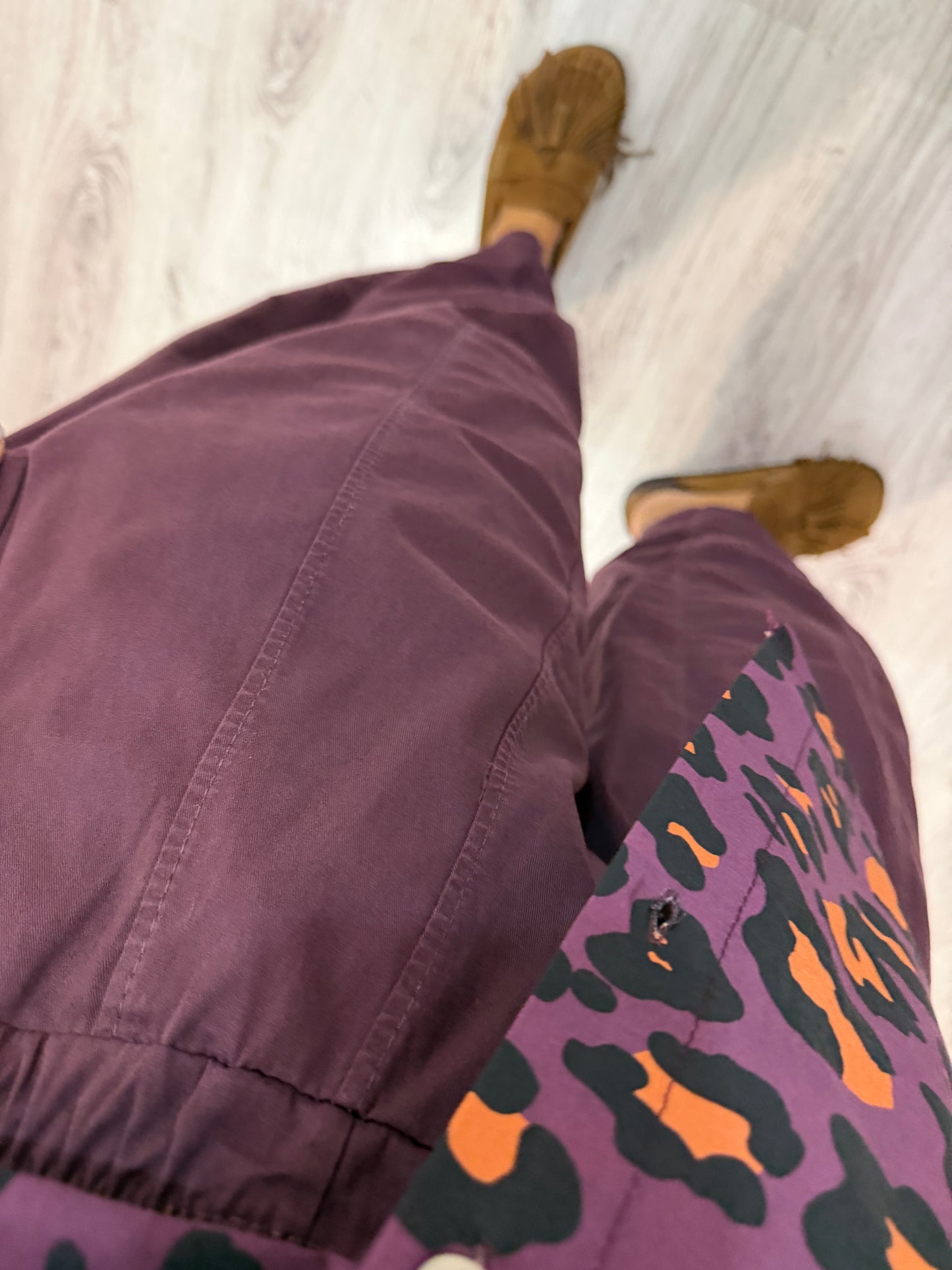 Camisa animal print contrastes berenjena y coral