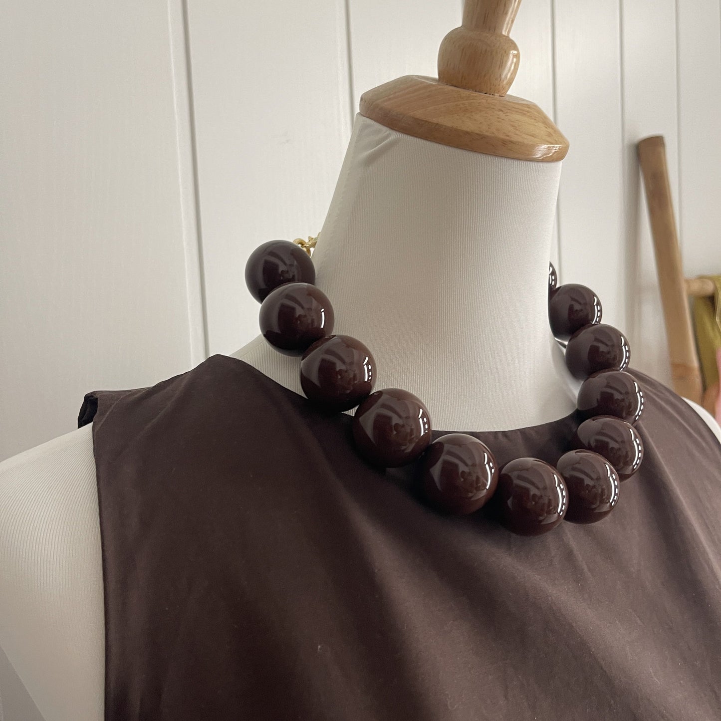 Collar Bolas chocolate
