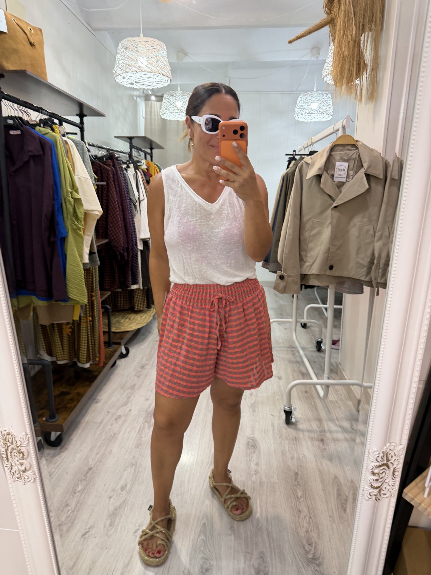 Short efecto falda vichy fluor coral y taupe