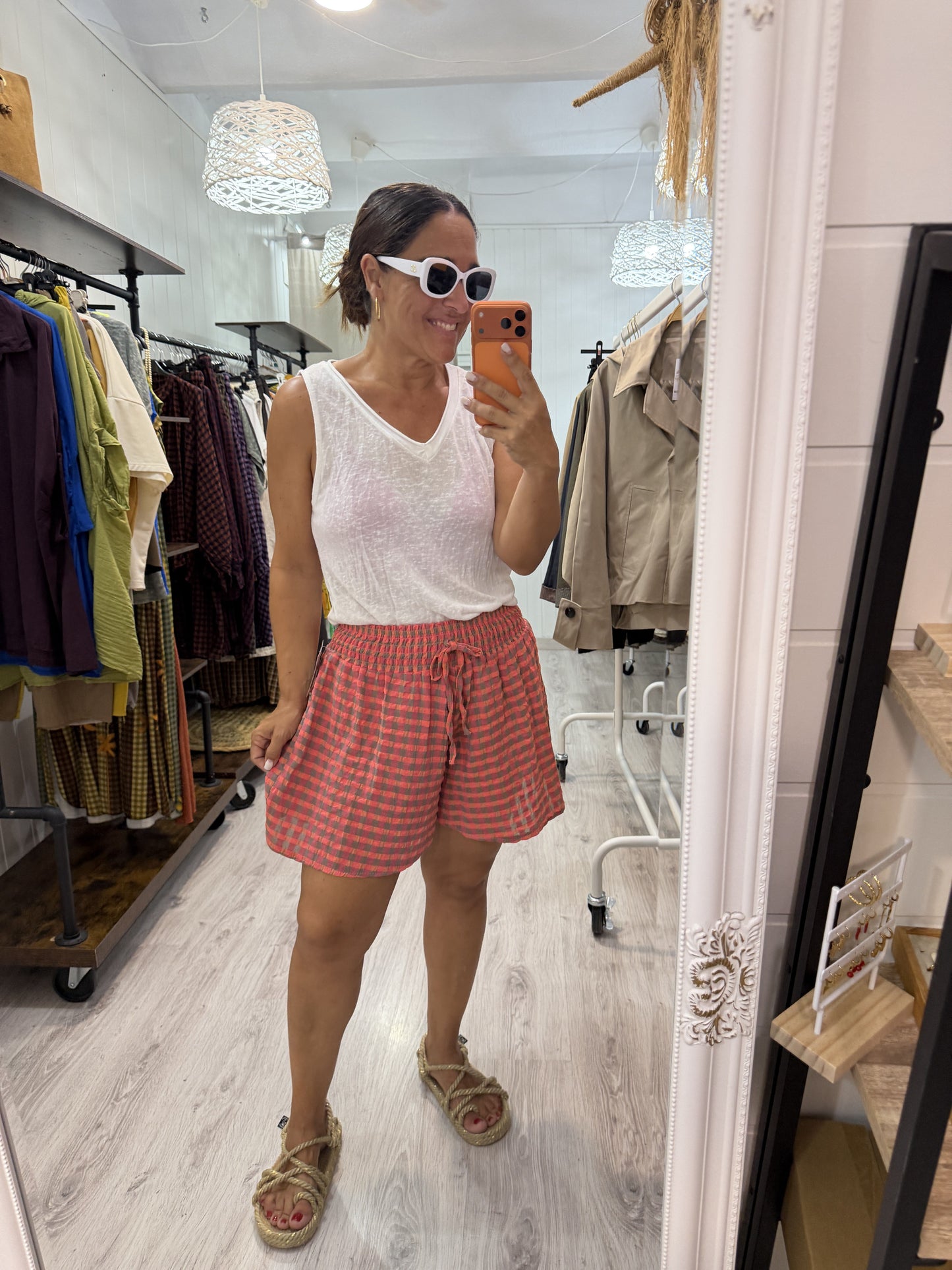Short efecto falda vichy fluor coral y taupe