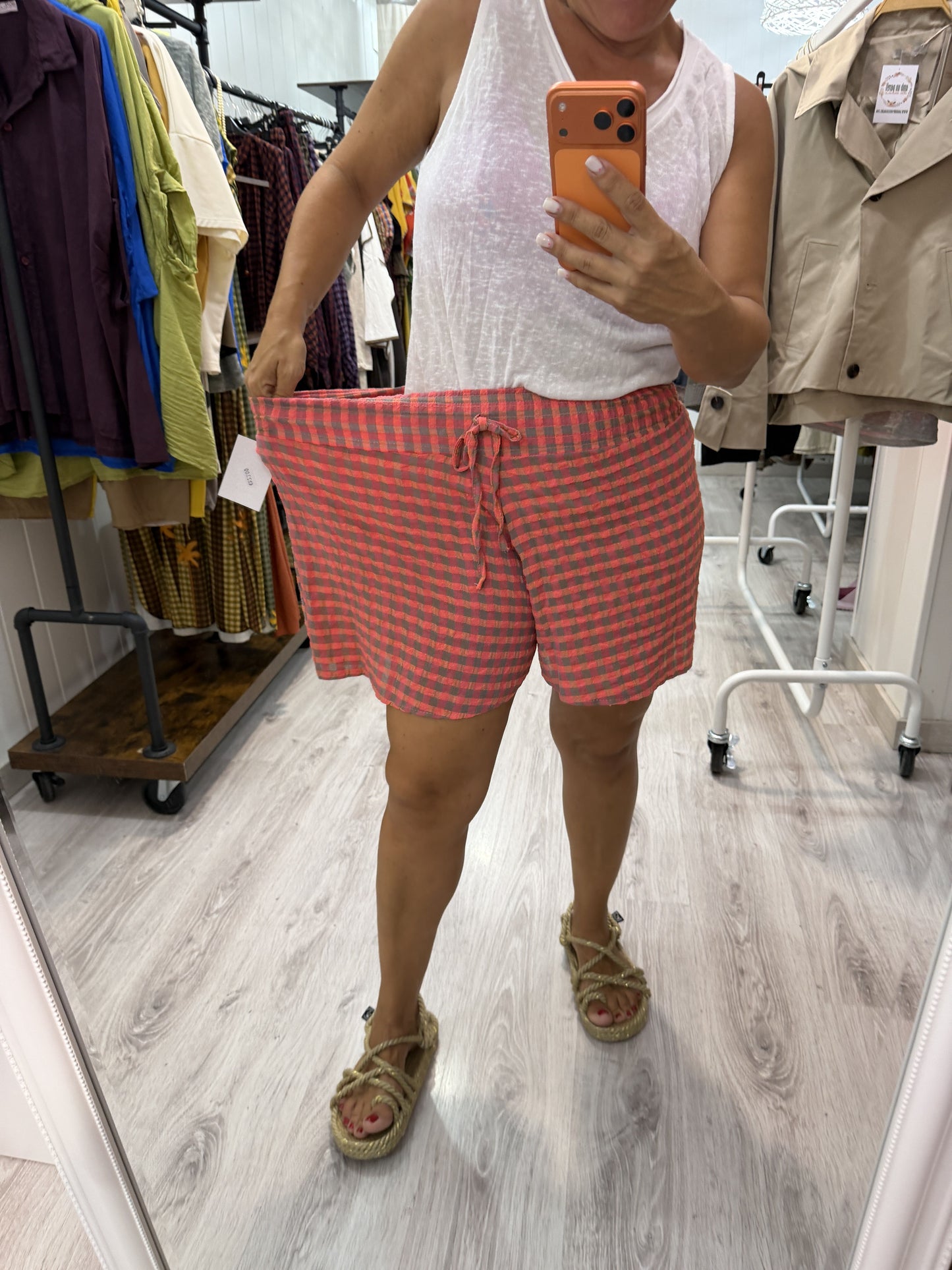 Short efecto falda vichy fluor coral y taupe