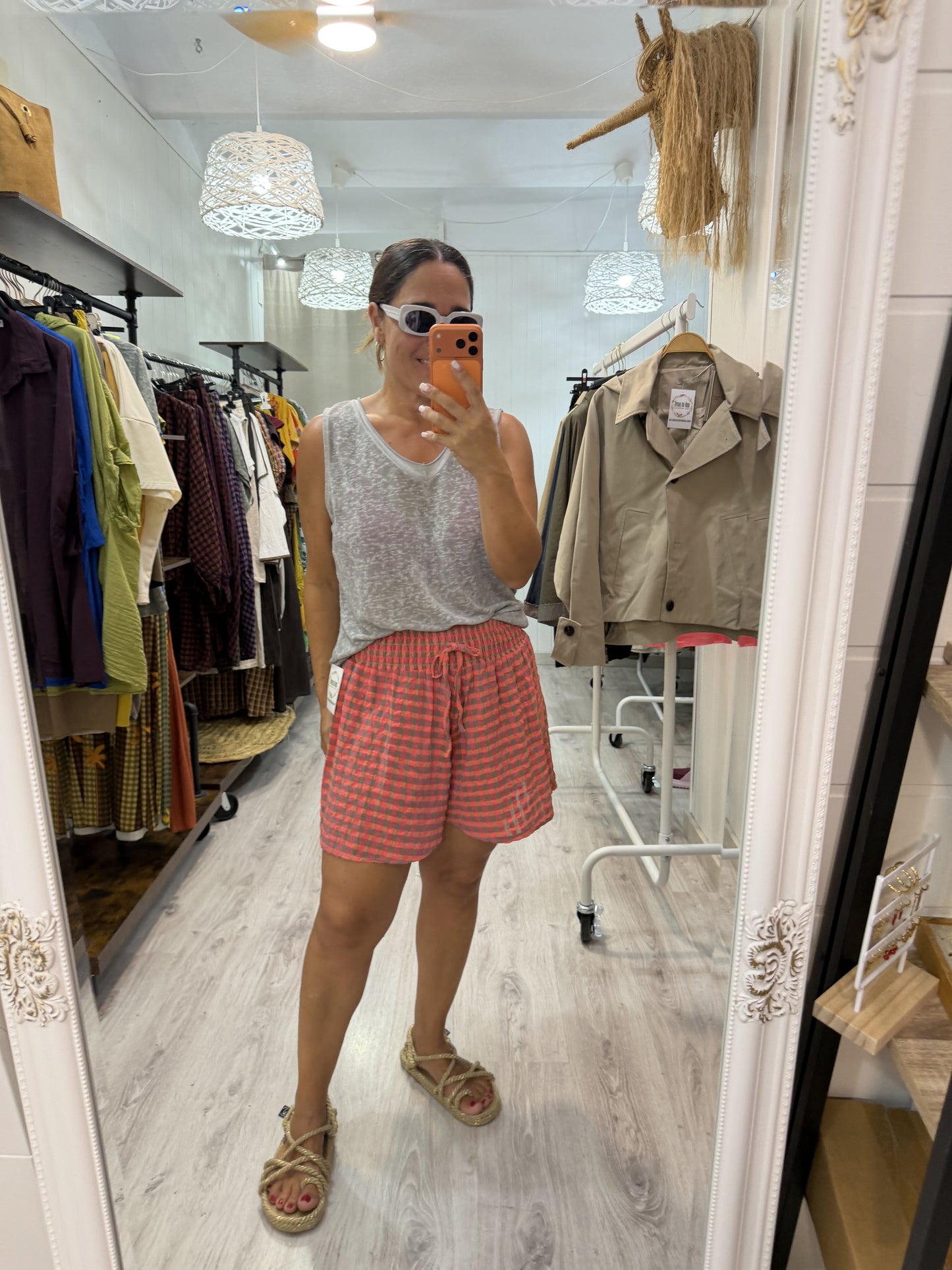 Short efecto falda vichy fluor coral y taupe