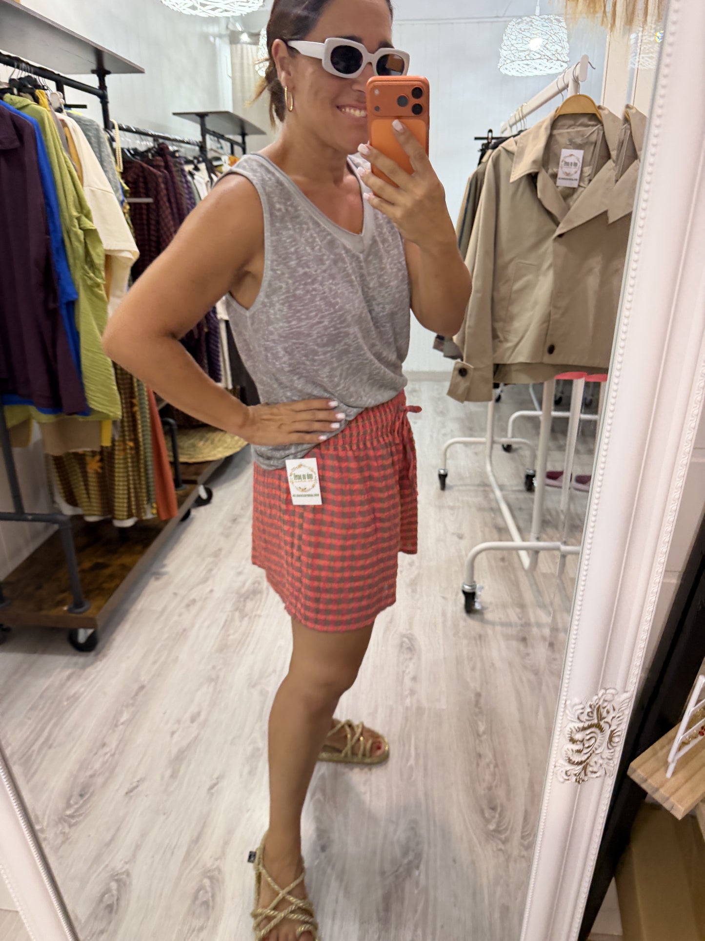Short efecto falda vichy fluor coral y taupe