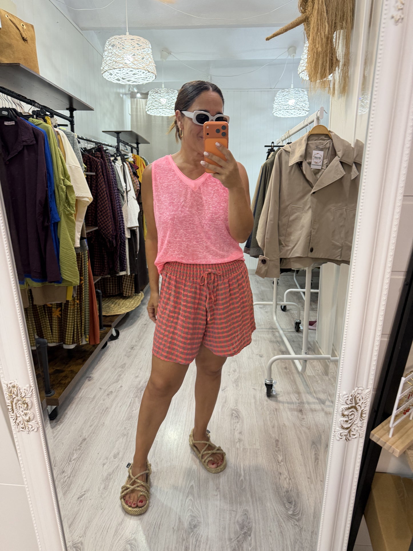 Short efecto falda vichy fluor coral y taupe