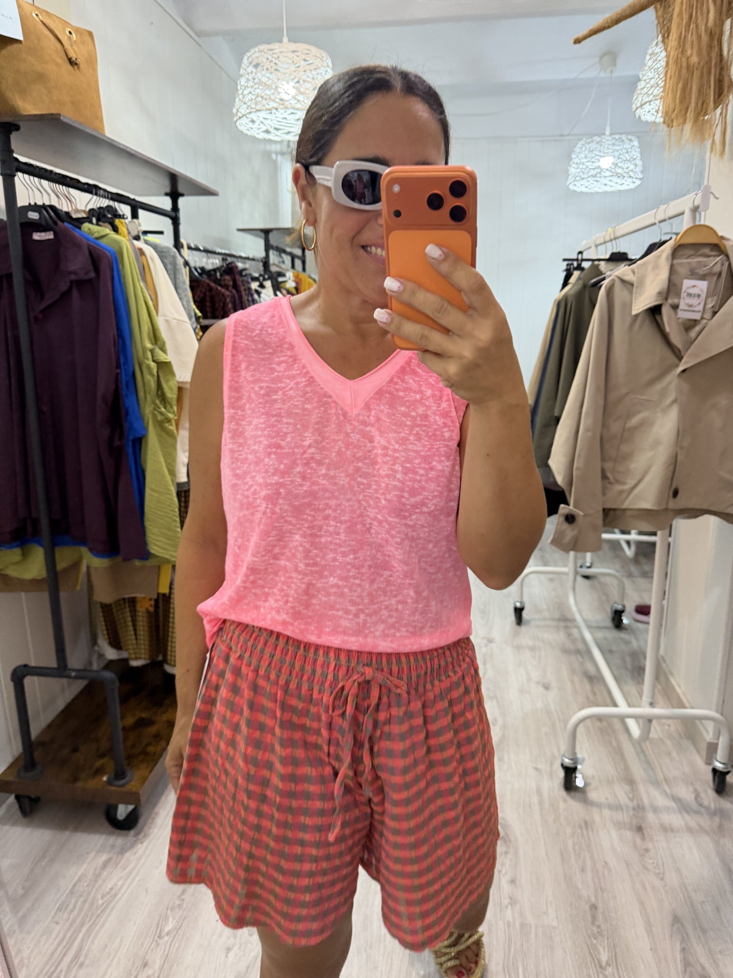 Short efecto falda vichy fluor coral y taupe